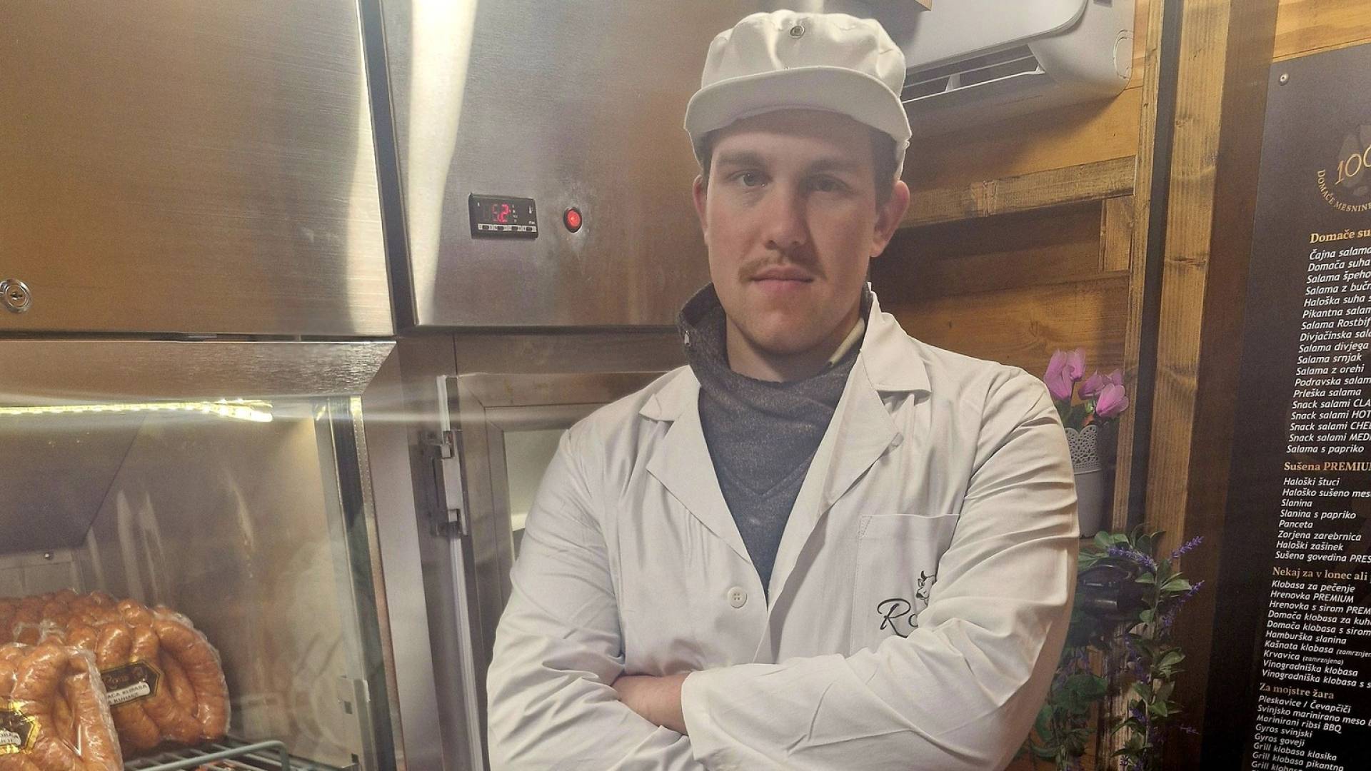 Mladi mesar prosi za delitev in pomoč: Obsežna tatvina na družinski kmetiji v Halozah, iz hladilnic izginilo več kot 2,5 tone mesa