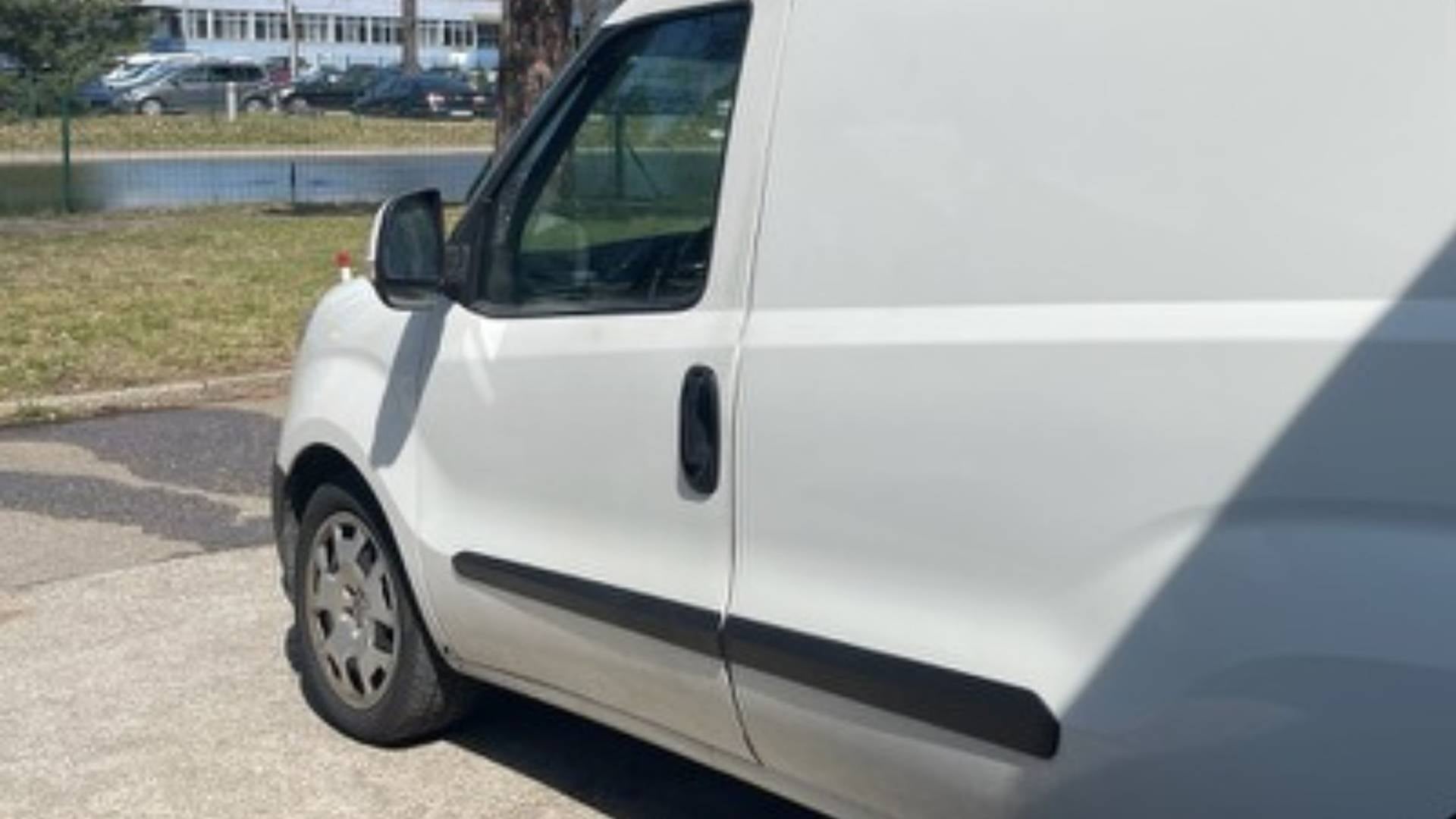 Na Ptuju opazili modro-bel kombi, ki bi naj ogovarjal otroke. Policija: »Nikakor naj otroci ne prisedejo v vozilo«