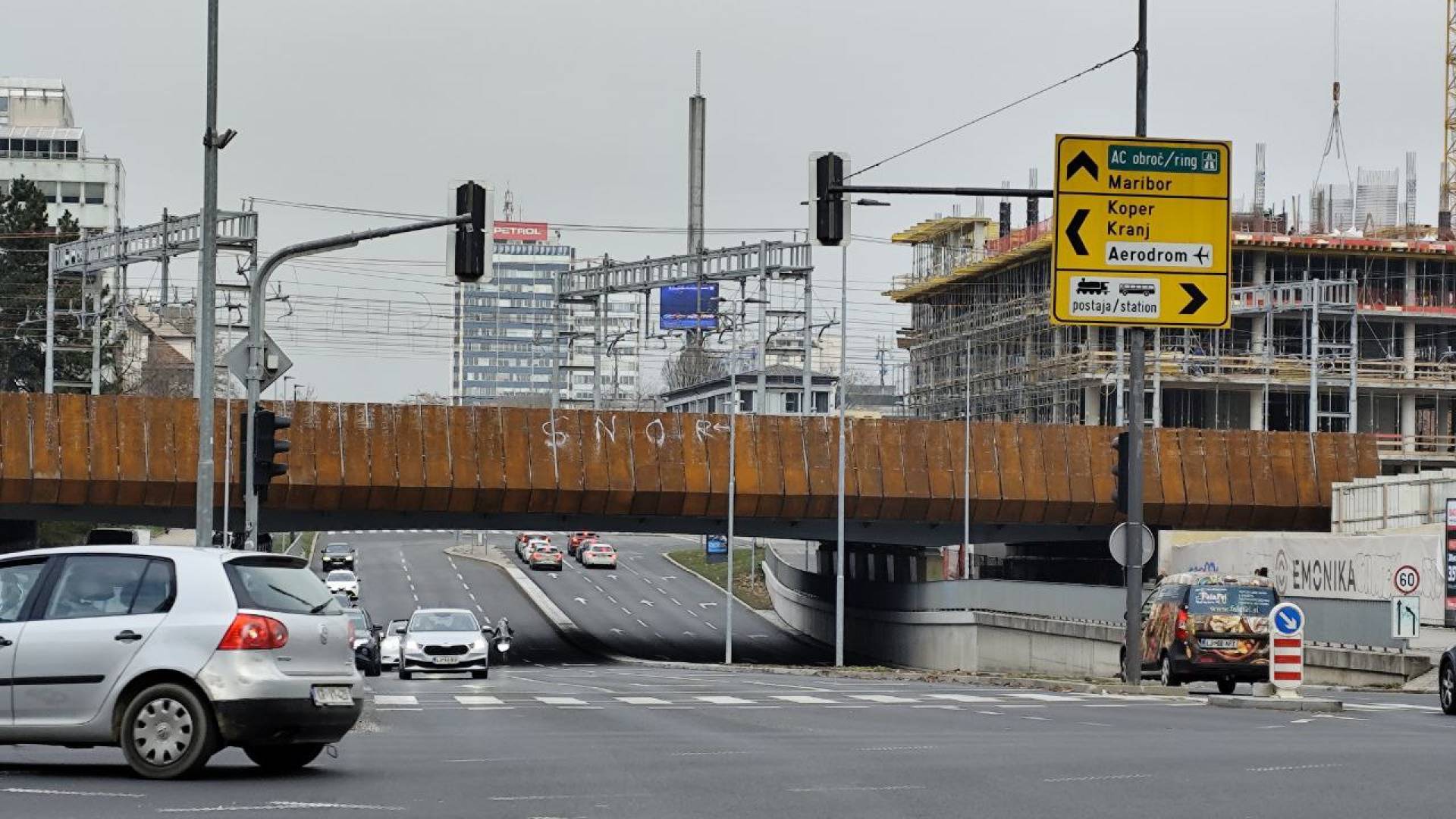 FOTO: Dunajska cesta je v barvah! Čisto nova ograja nadvoza že dobila svoj prvi grafit