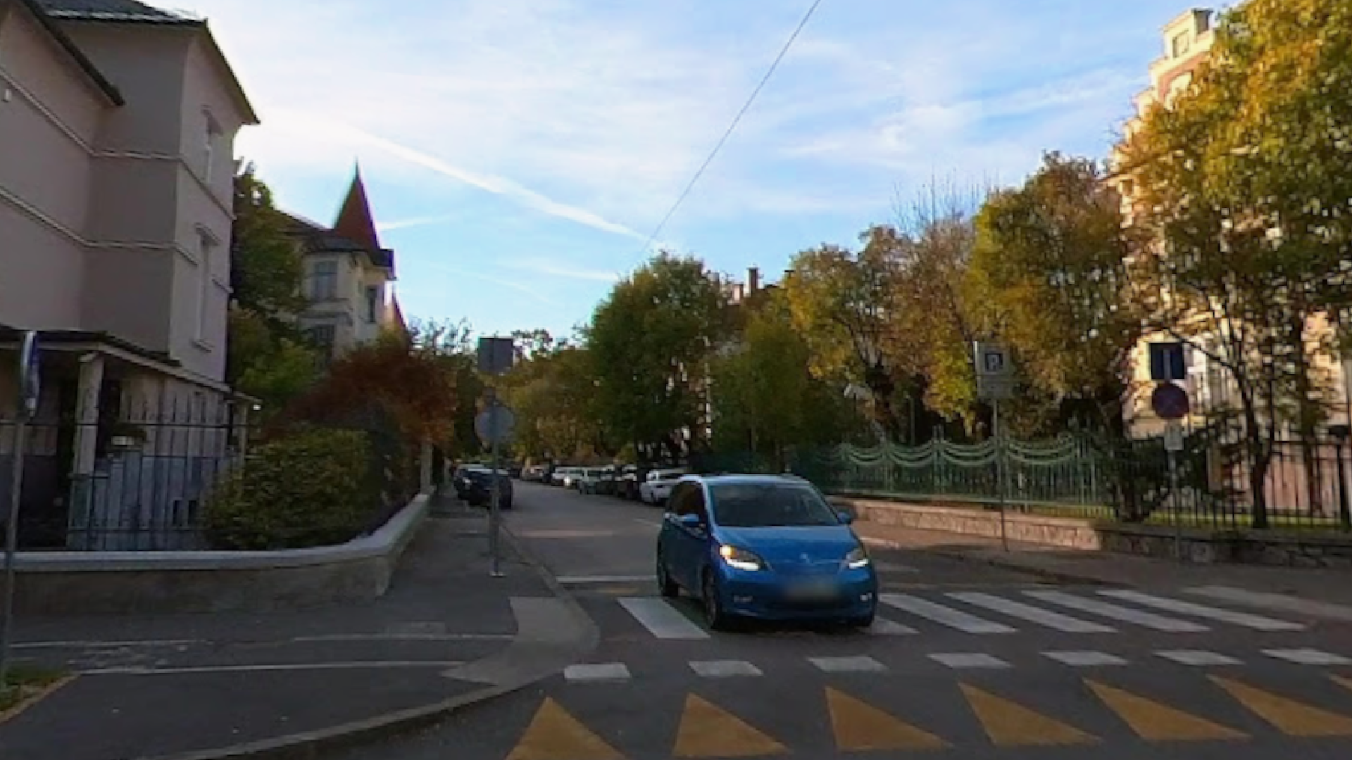 Na Veselovi parkiranje šele po 25 metrih, kljub začetku parkirne cone