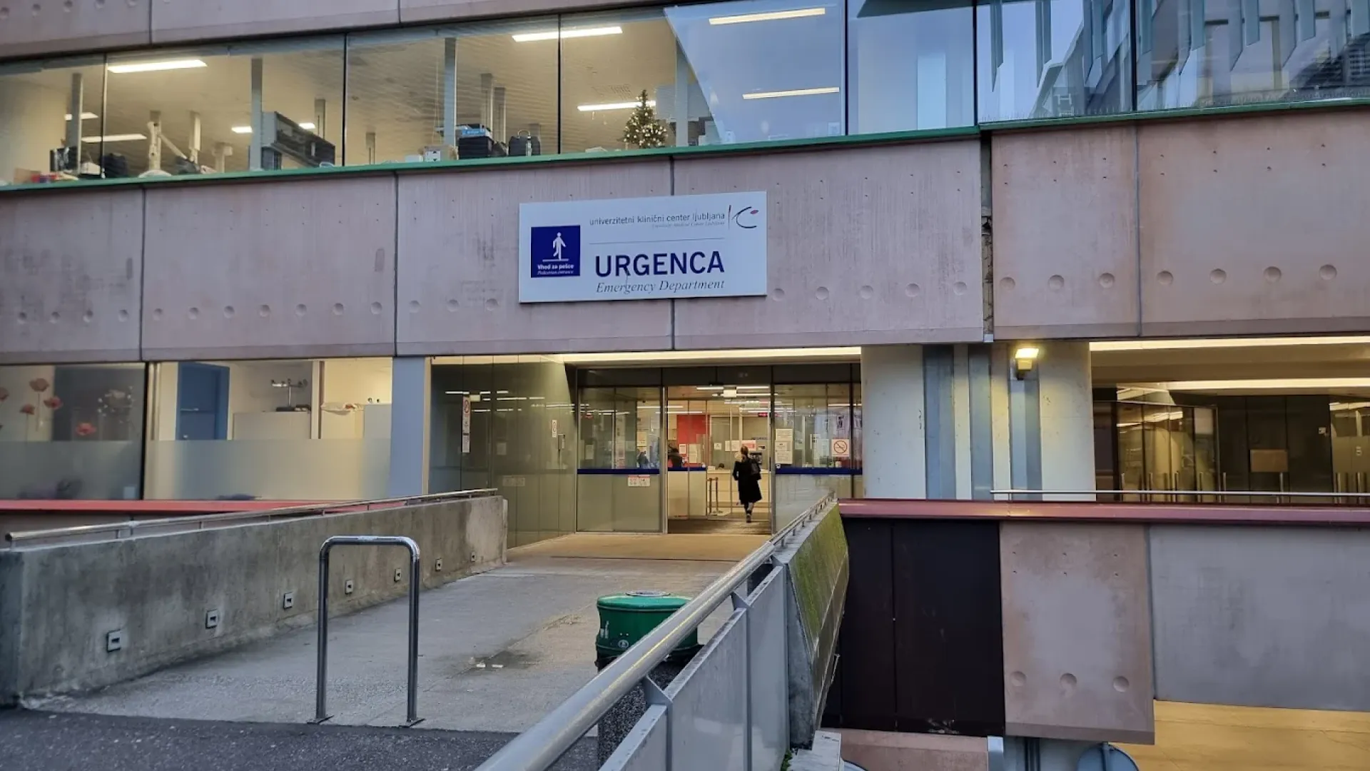 Razsaja gripa, urgence pokajo po šivih:  V UKC Ljubljana pravijo, da je » zagotovo več ljudi z vročinskimi obolenji«