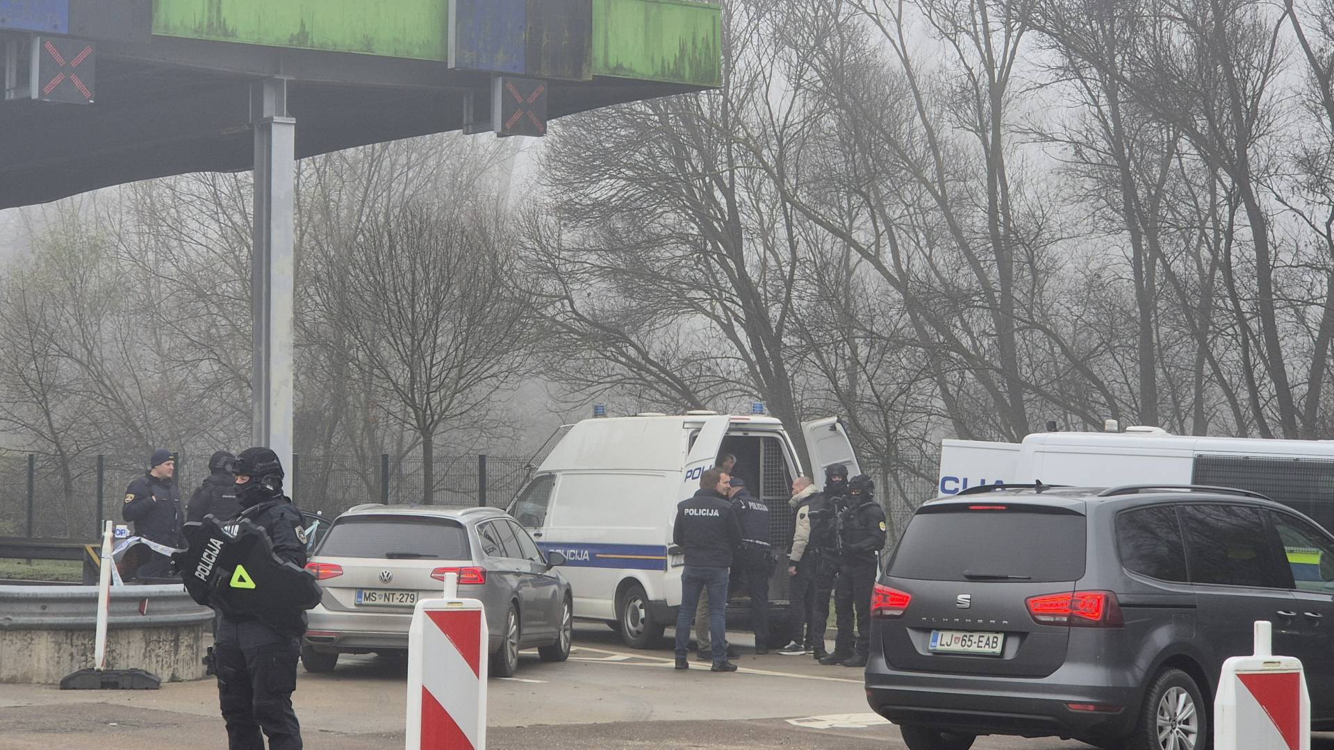 FOTO in VIDEO: Soboški policisti 40-letnega morilca nosečnice na dan njenega pogreba izročili Hrvatom