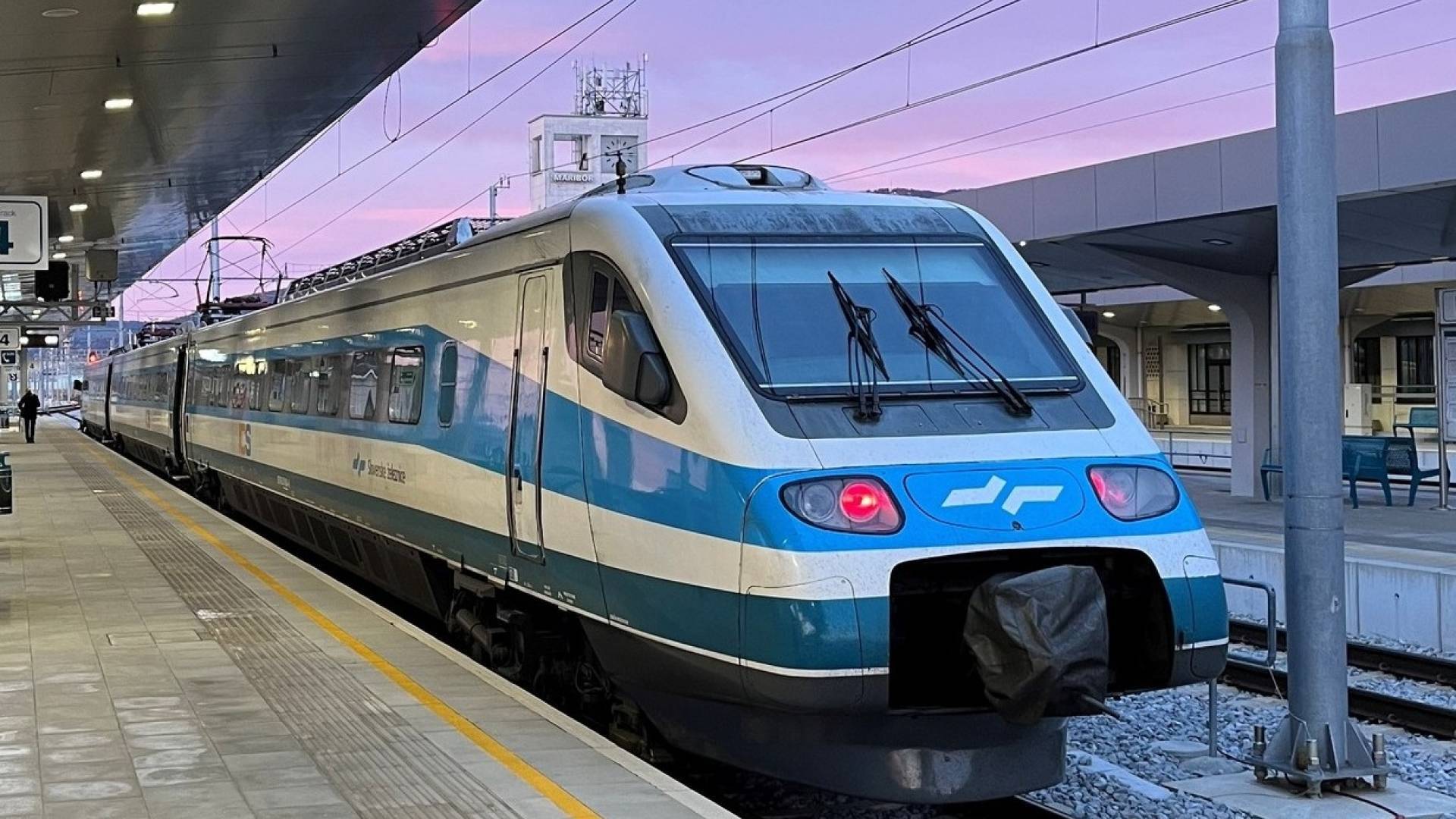 Težave na tirih: Zaradi okvare vlaka daljše zamude na relaciji proti Novemu mestu in Kočevju