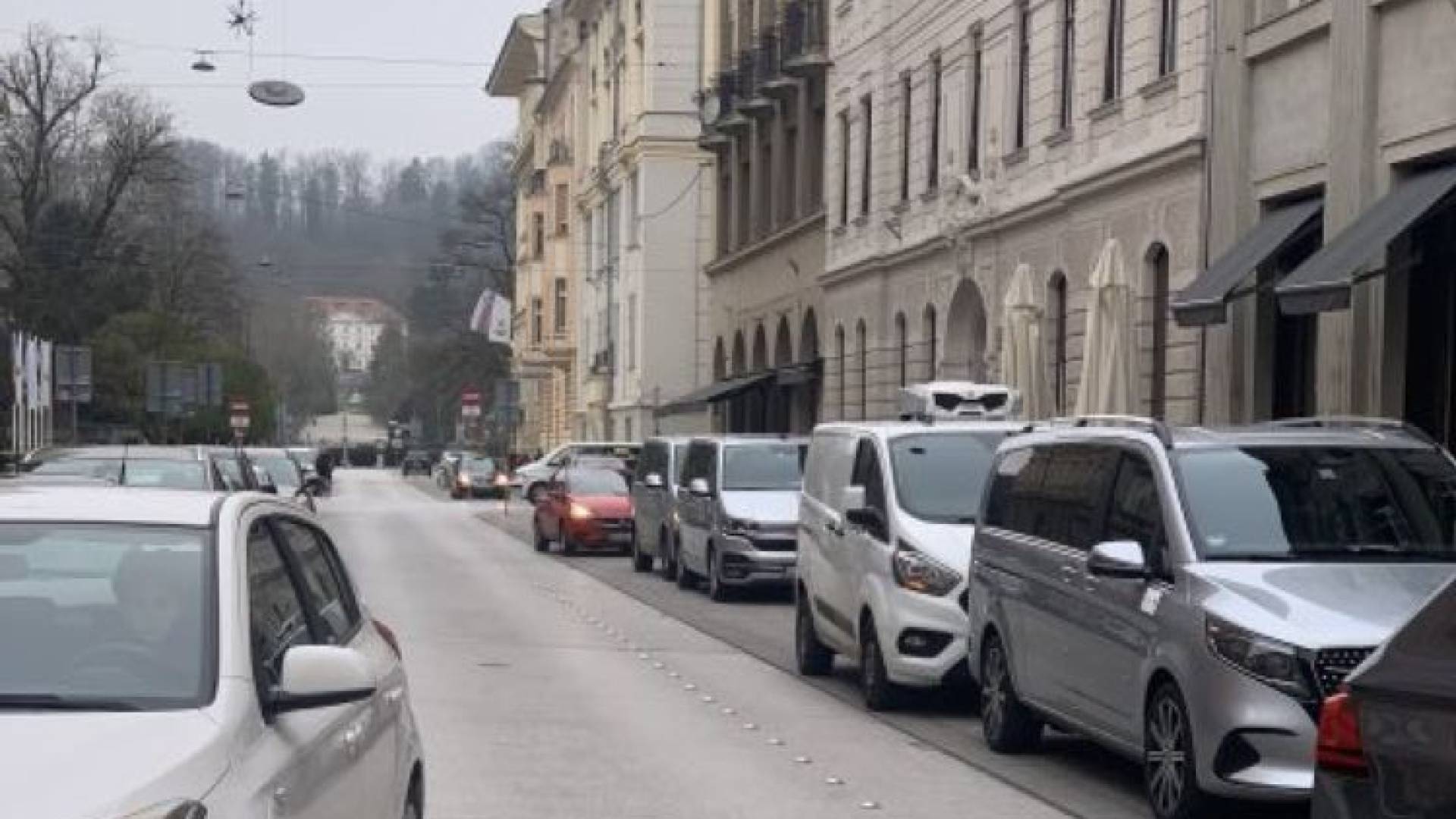 Avto na pločniku ali kolesarski stezi? Redarji delijo nalepke za »lepo parkiranje« in »petminutno kulturno sožitje z pešci«