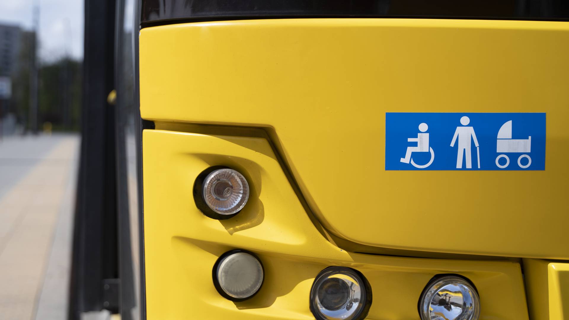 Tožba Zagovornika načela enakosti: Sistemska diskriminacija invalidov pri javnem prevozu se vleče že peto leto