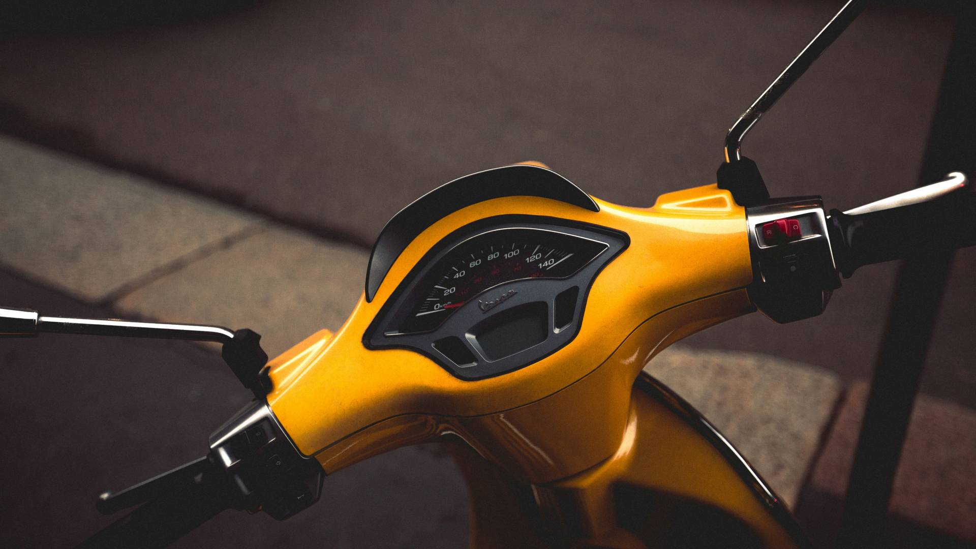 Nesreča na Tovarniški ulici, voznik mopeda trčil v kolesarja