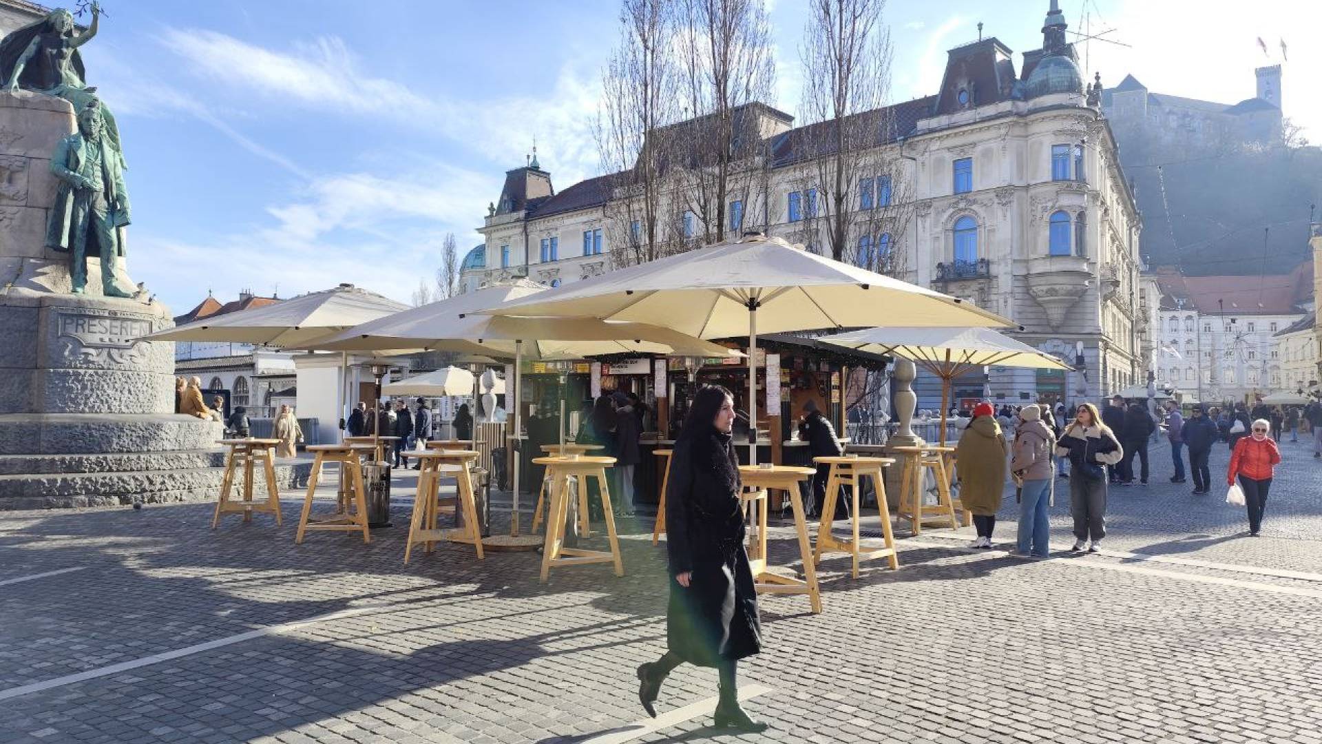 Še Hrvati začudeni: Na Prešernovem trgu trobentači, turisti plešejo kolo, v bližini plapola srbska zastava