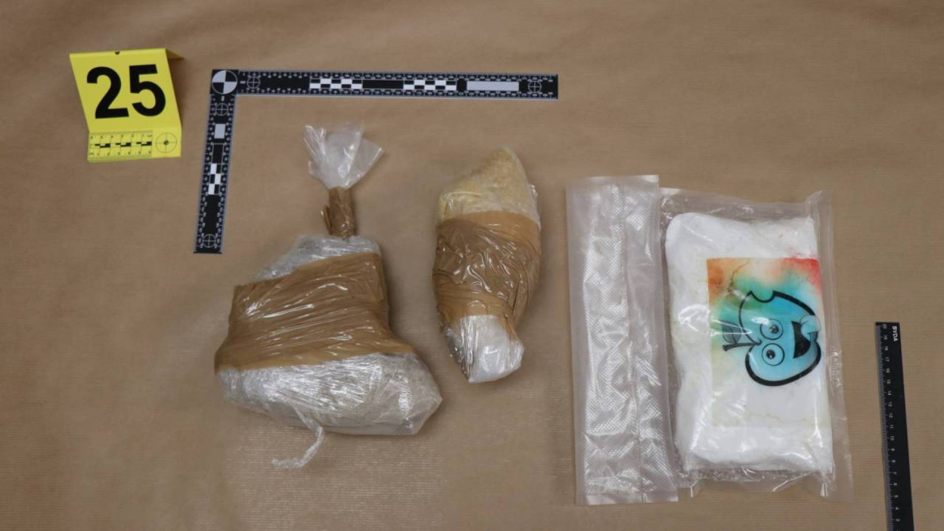 Sedem kilogramov heroina, orožje in gotovina: Epilog obsežne akcije na Goriškem in v Italiji