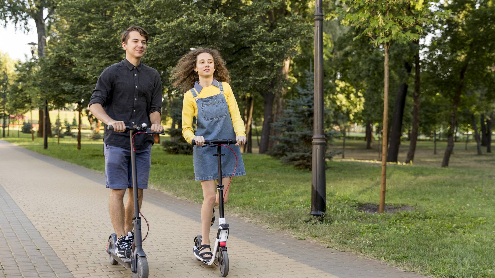 E-skiroji – hitri, priročni in (pre)pogosto nevarni: Kako voziti varno?