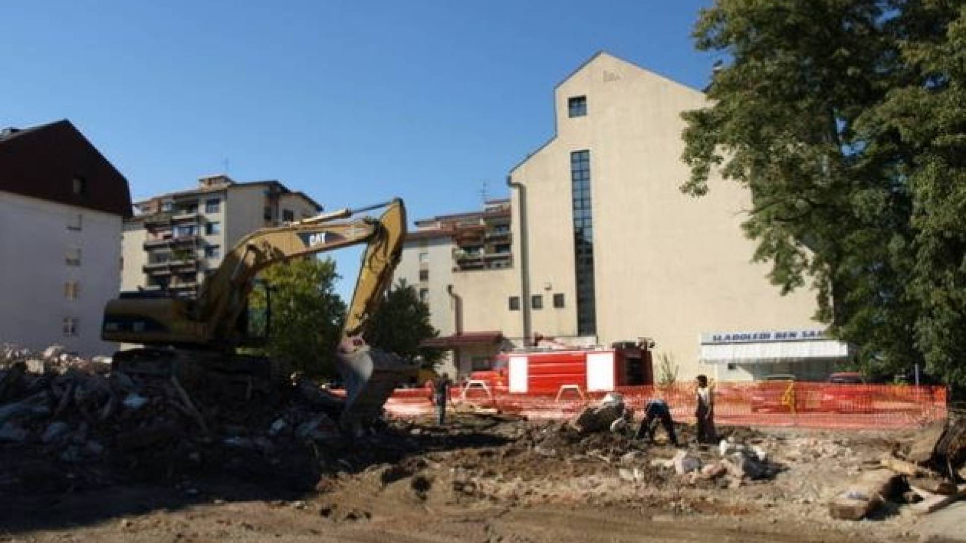 Rušenje na območju bodoče garažne hiše avgusta lani
