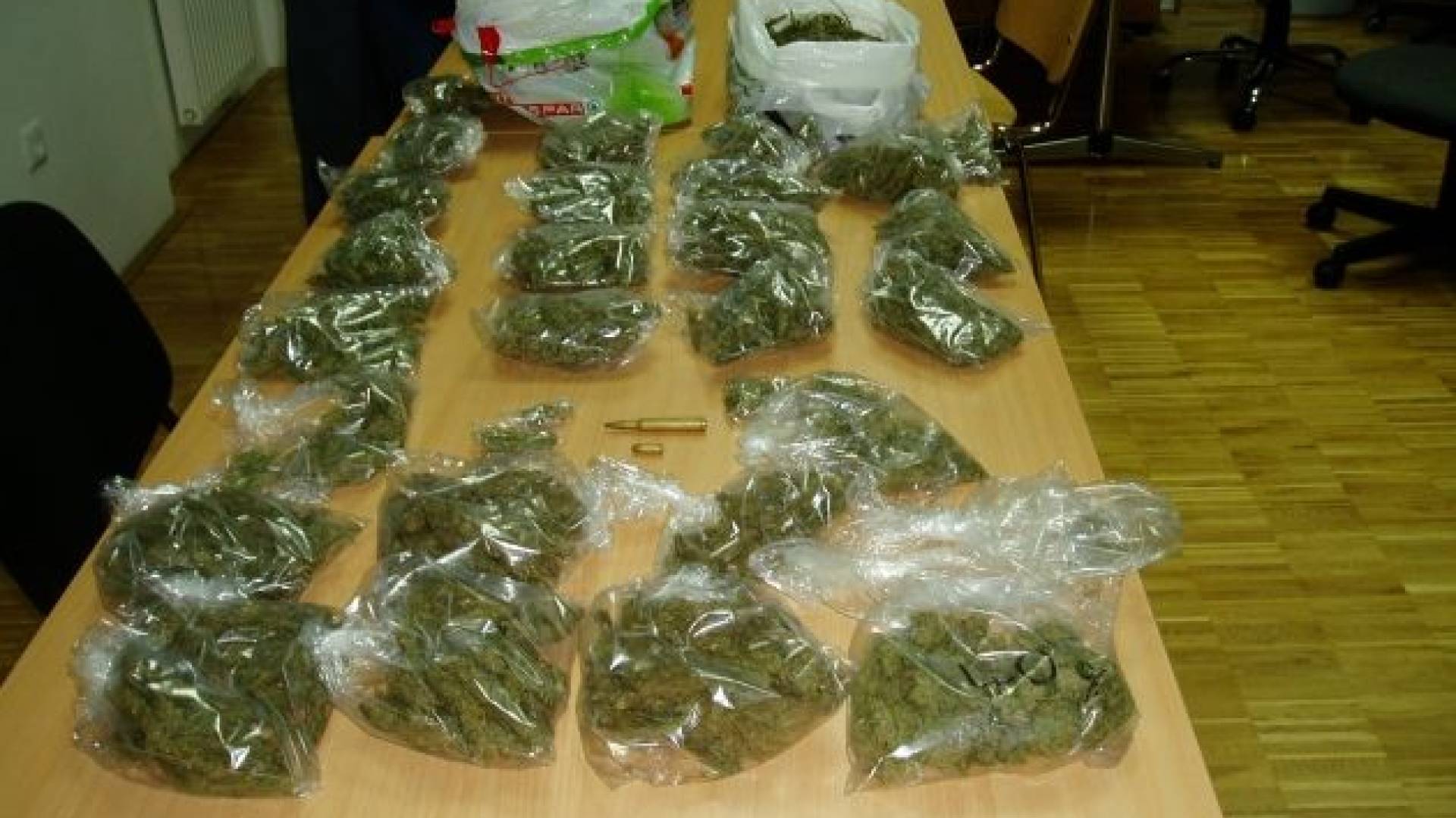 zasežena marihuana in naboja.JPG