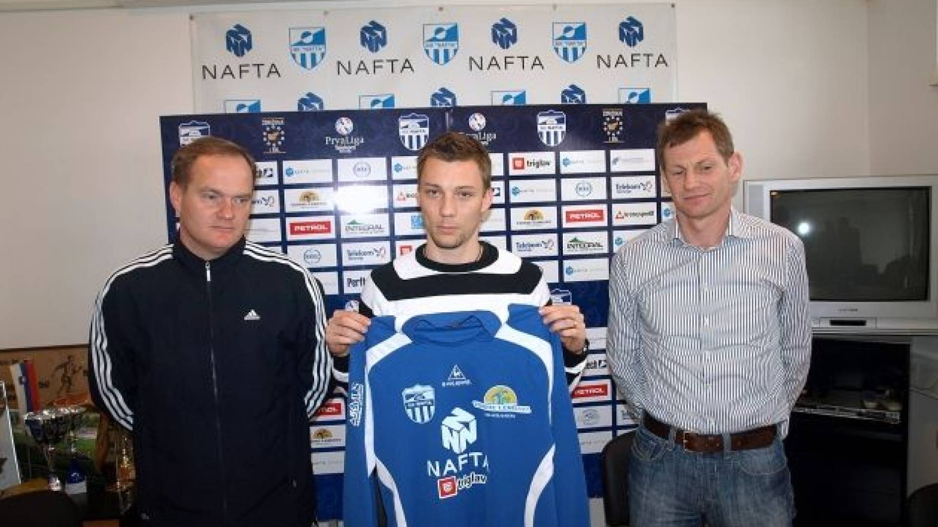  Damir Pekič s trenerjem Damirjem Robom in športnim direktorjem Marjanom Drvaričem