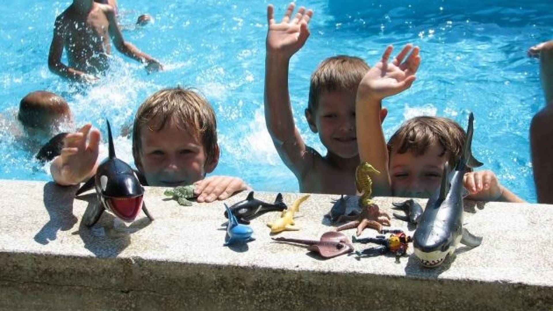 Najmlajši z igračkami.JPG