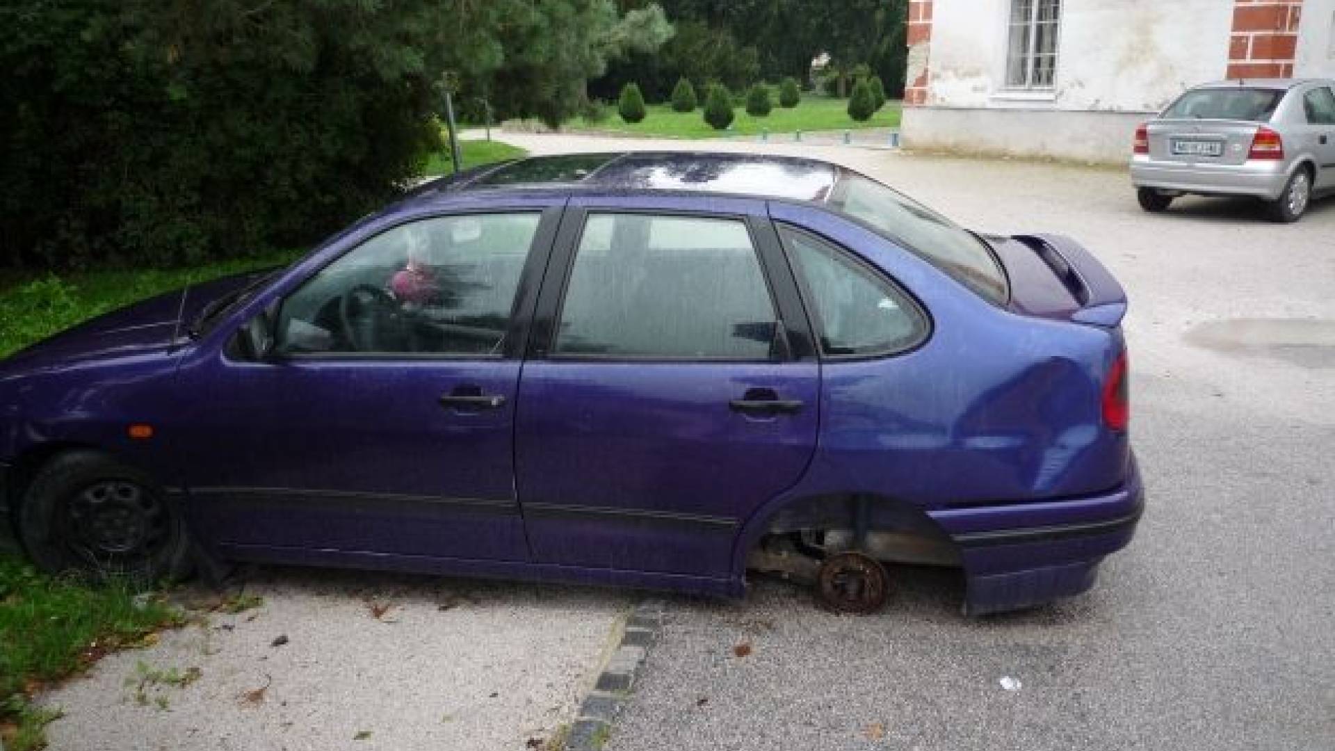 vozilo v nevoznem stanju.JPG