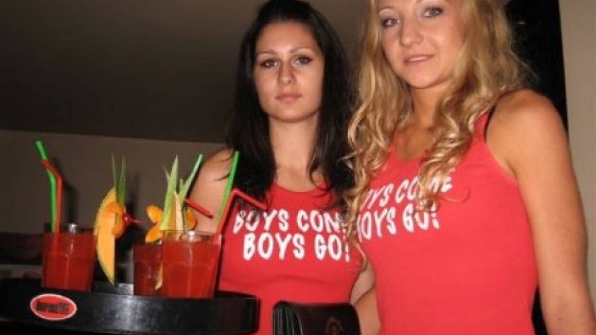 Delo hostese spada med najpogostejša počitniška dela