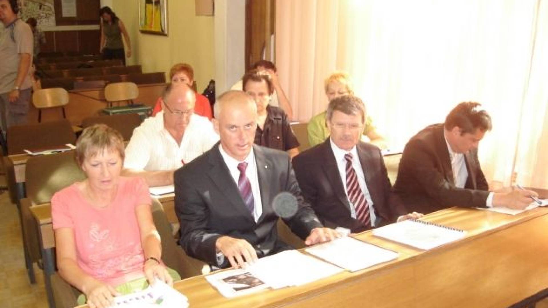 Uprava, lastniki in sindikat za čim več zaposlenih