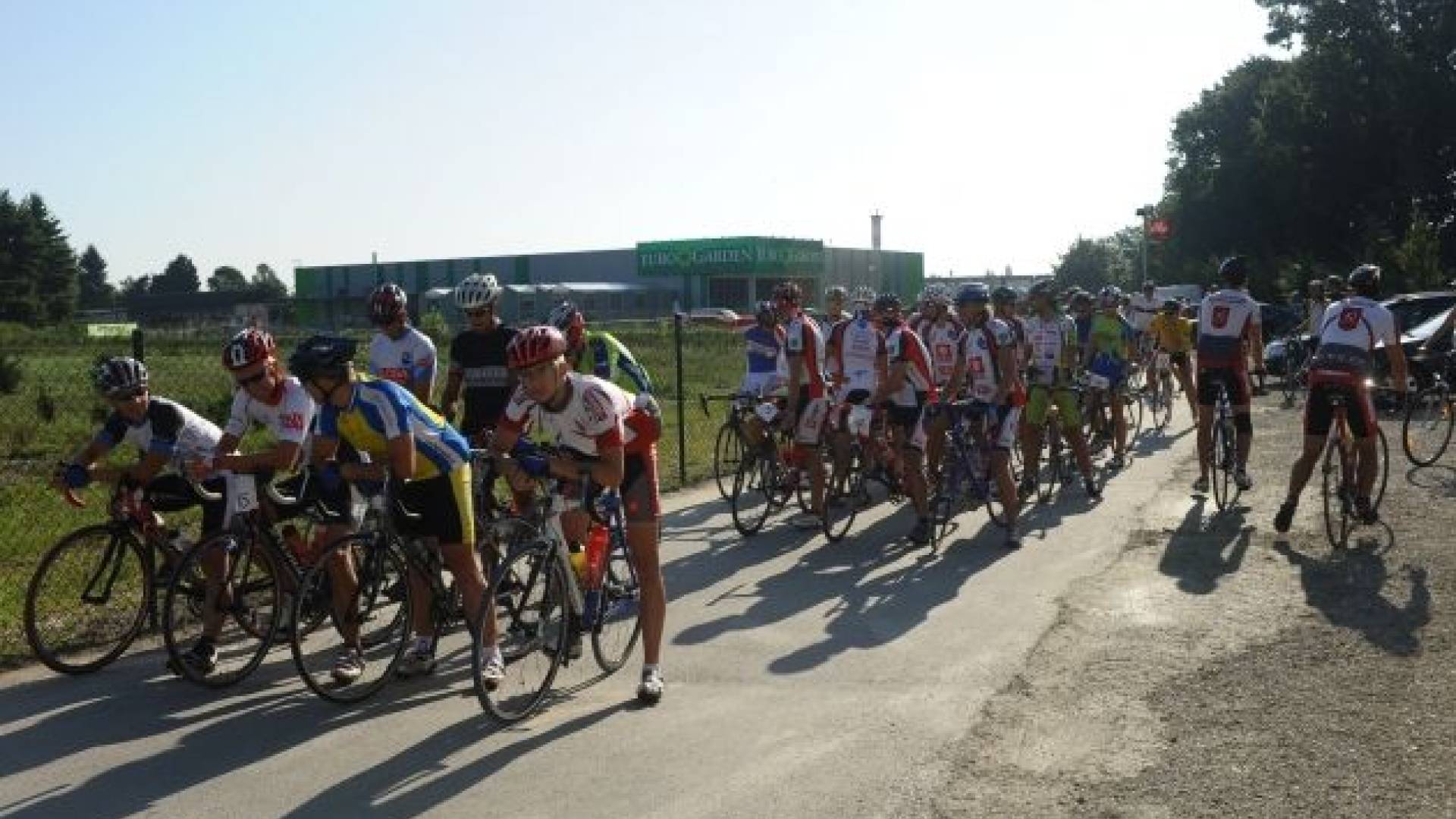 Kolesarji pred Šporno rekreativnim centrom Spartacus. Foto: Simon Koležnik