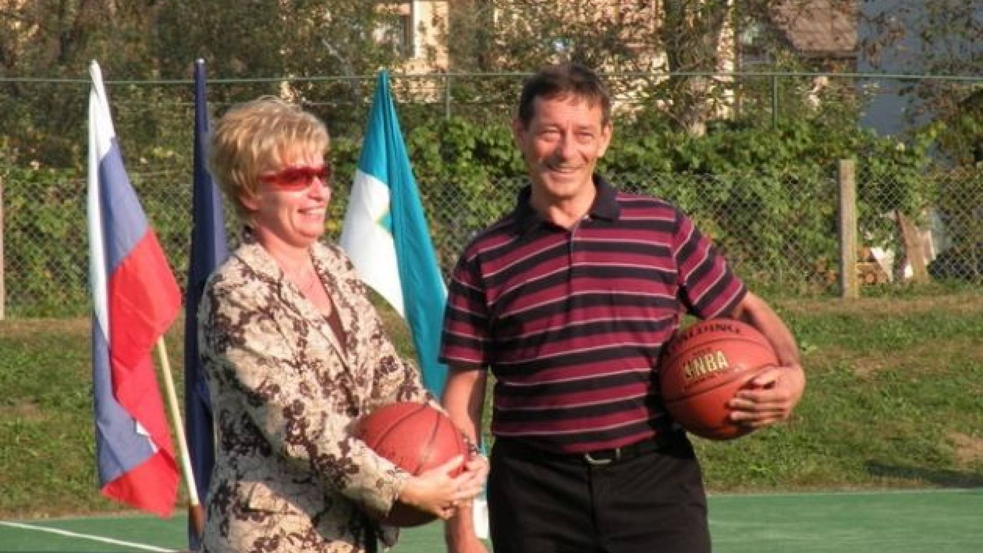 Sedanja ravnateljica OŠ Bakovci Vanda Sobočan in nekdanji ravnatelj Janko Rožman.JPG