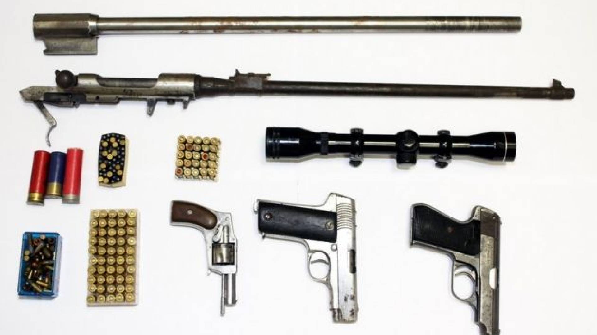 Orožje, najdeno pri preiskavi.jpg