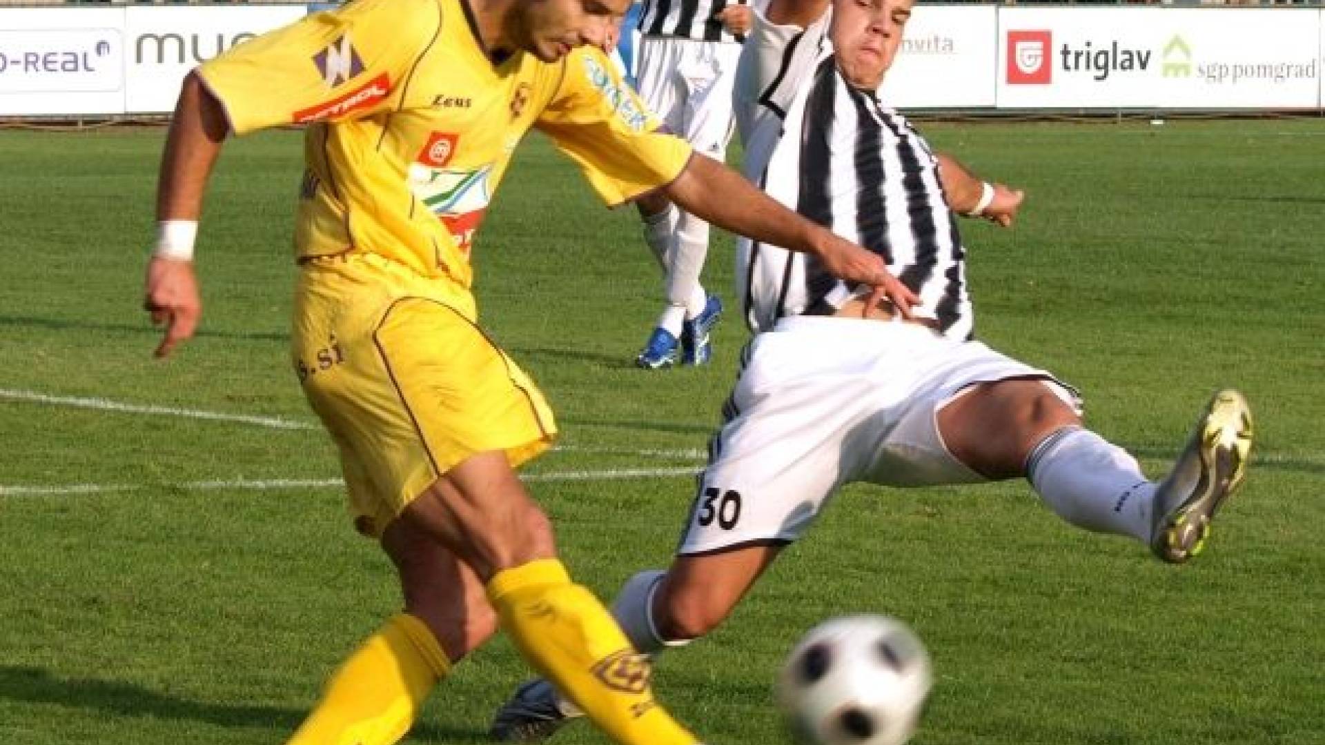 Mitja Flisar v dresu Mure 05 na prijateljski tekmi z Mariborom