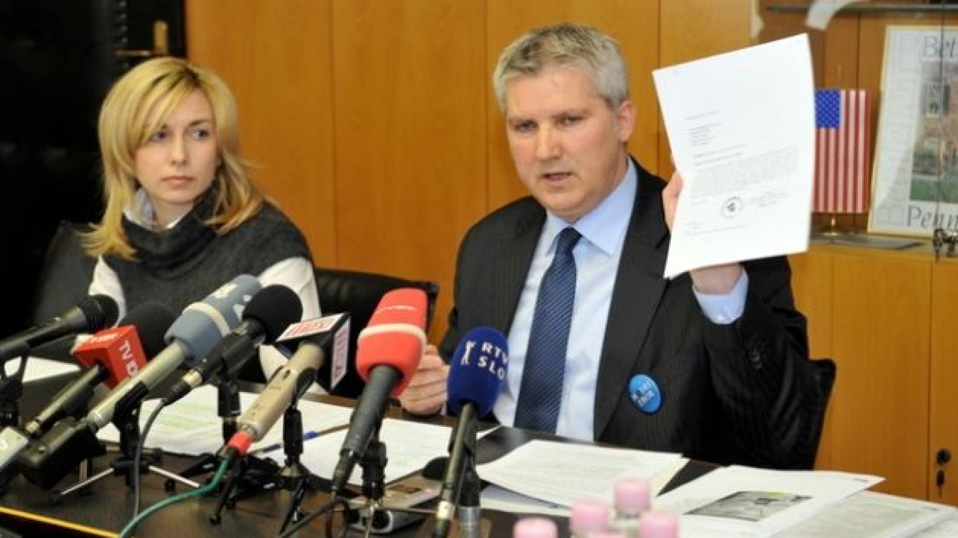 Štihec kaže pisma, ki jih pošiljal predsedniku vlade Pahorju