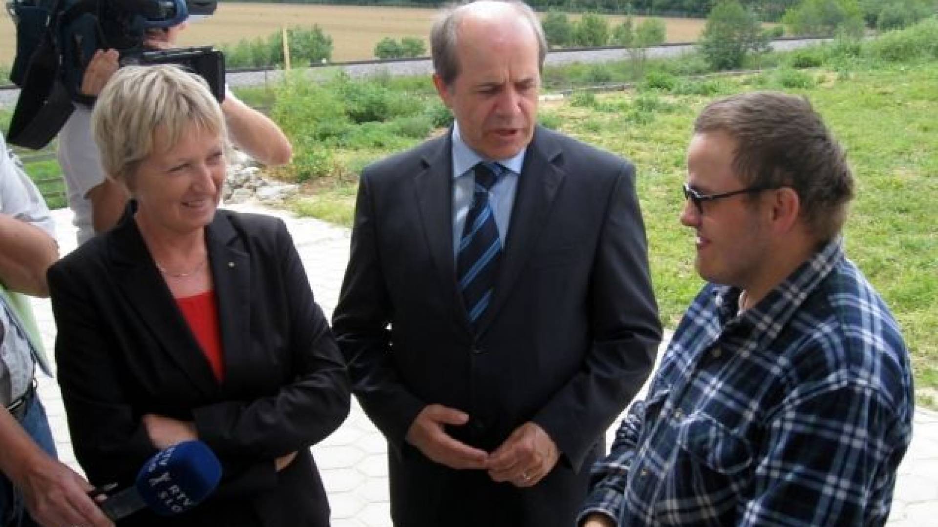 Ivan Svetlik med pogovorom z zaposlenim na ekosocialni kmetiji v Šalovcih