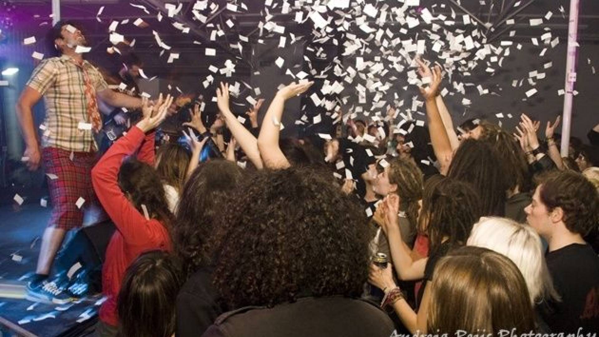  Elvis Jackson so z energičnim nastopom dodobra razgreli občinstvo