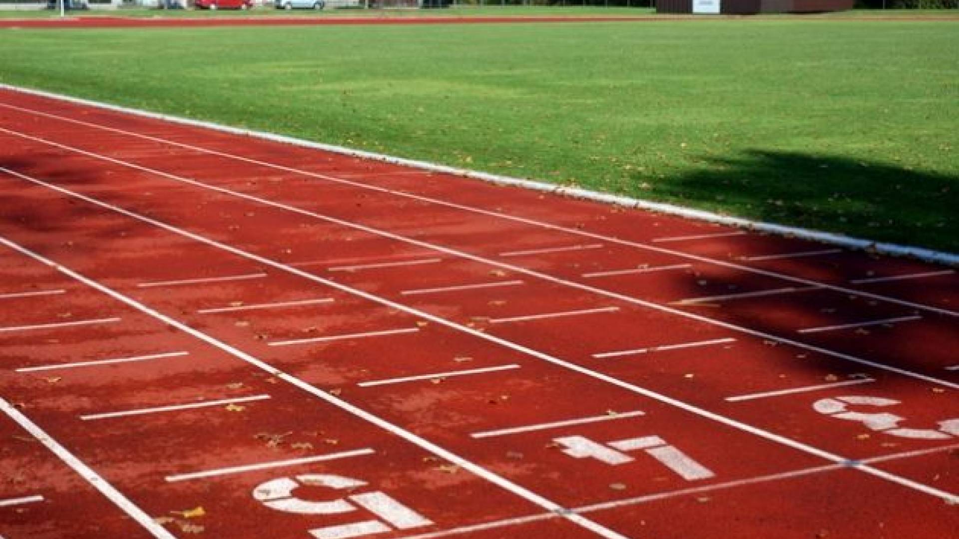 Atletski štadion v Murski Soboti nima ne 400 metrske proge, ne osem stez