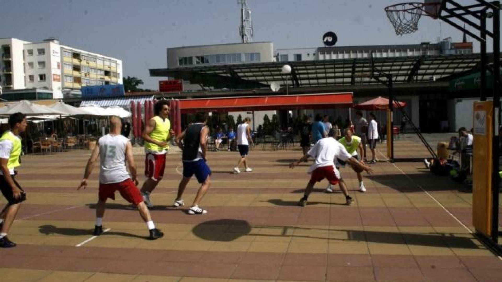 Medgeneracijska ulična košarka.JPG