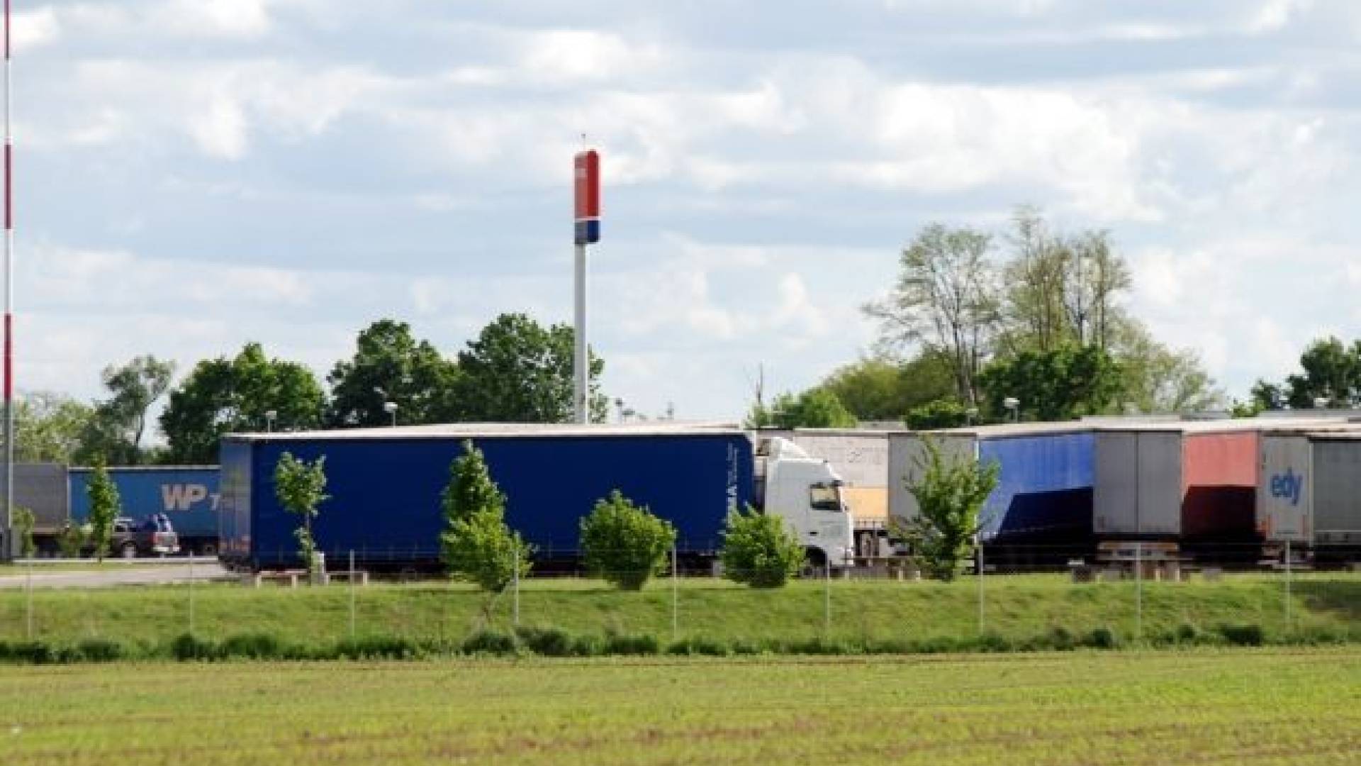 Šoferji tovornih vozil bodo še nekaj časa čakali na razširitev parkirišč