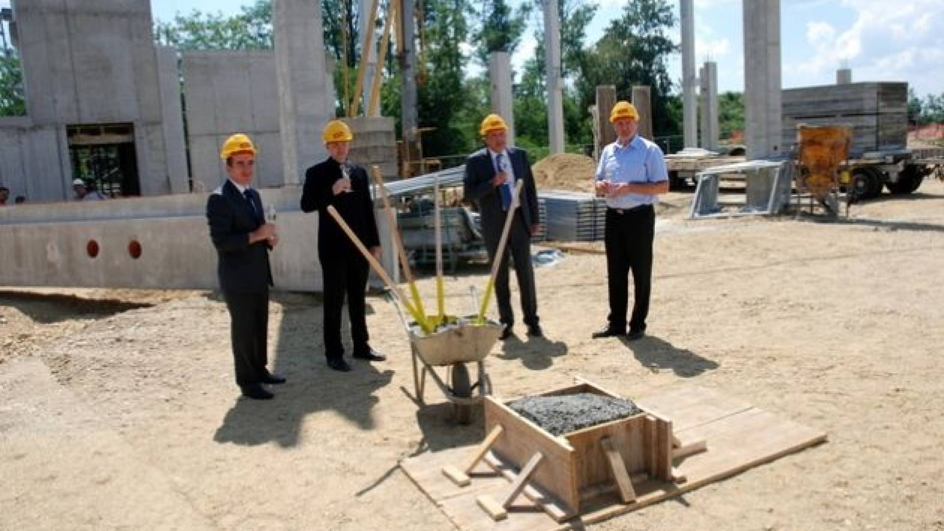 Položivev temeljnega kamna za pohištveno prodajalno Dipo (1).JPG