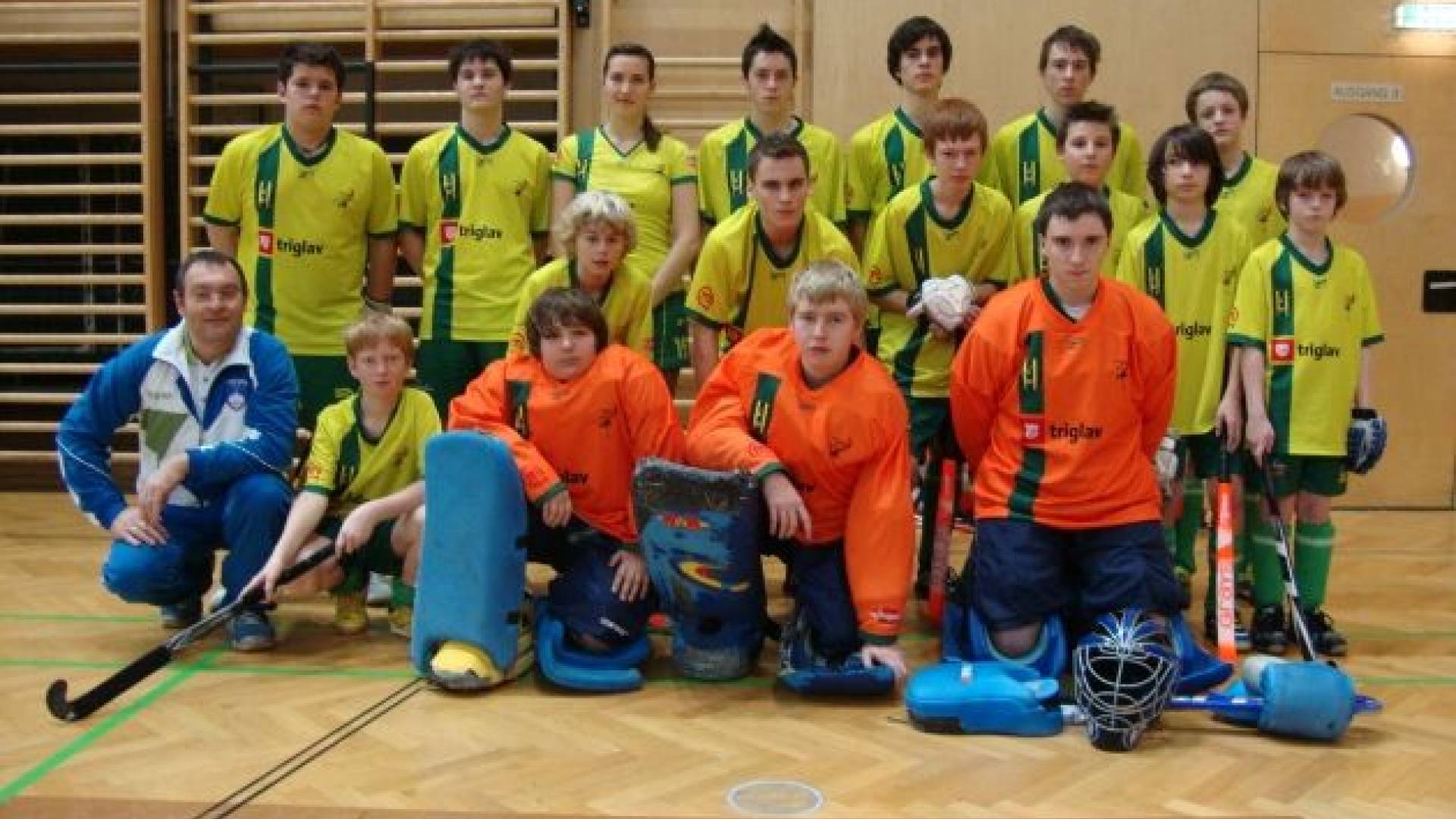 U14 in U16 DUNAJ rumeni dresi.JPG