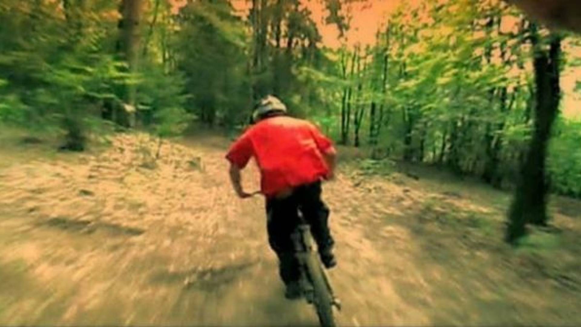 Vozi Tadej Valentan, s kamero ga spremlja Dušan Lepoša