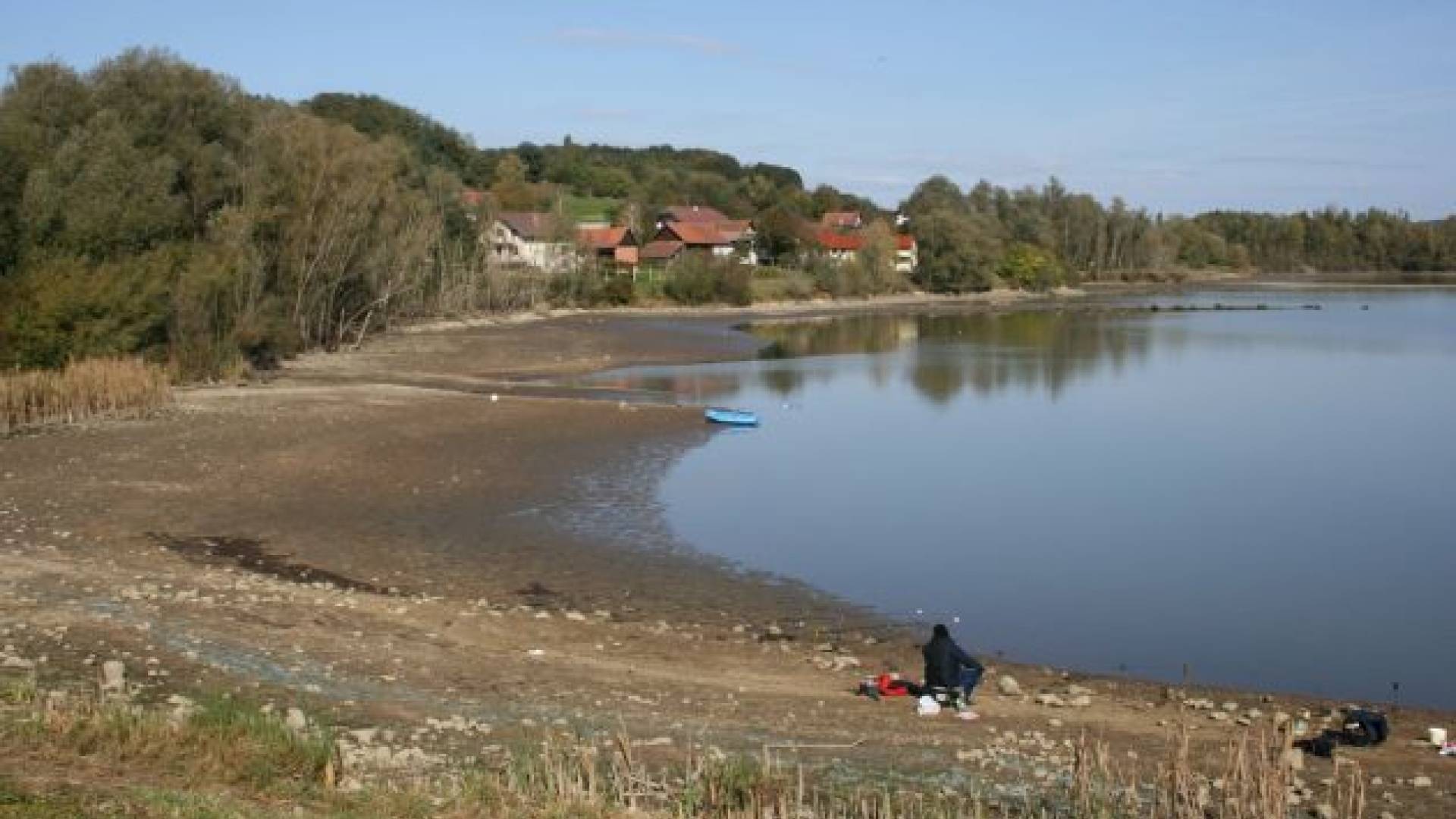 Gladina jezera padla že za več kot dva metra.