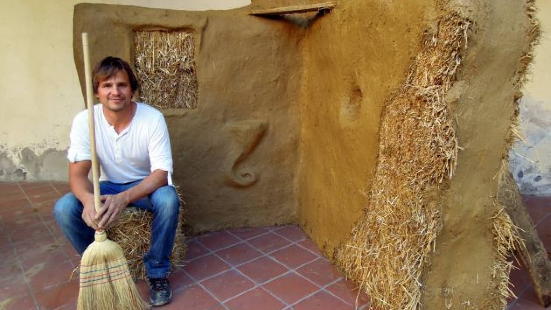 Na koncu delavnice je nastala stena iz ilovice in slame