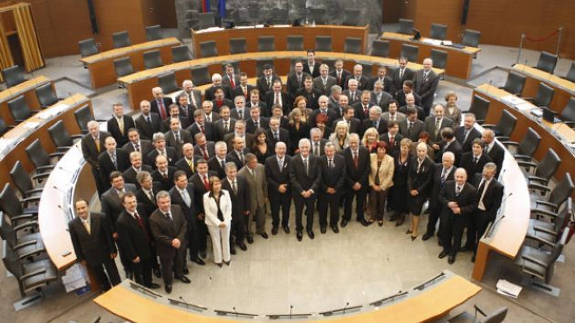 Novo bero poslancev bomo izbrali 4. decembra.