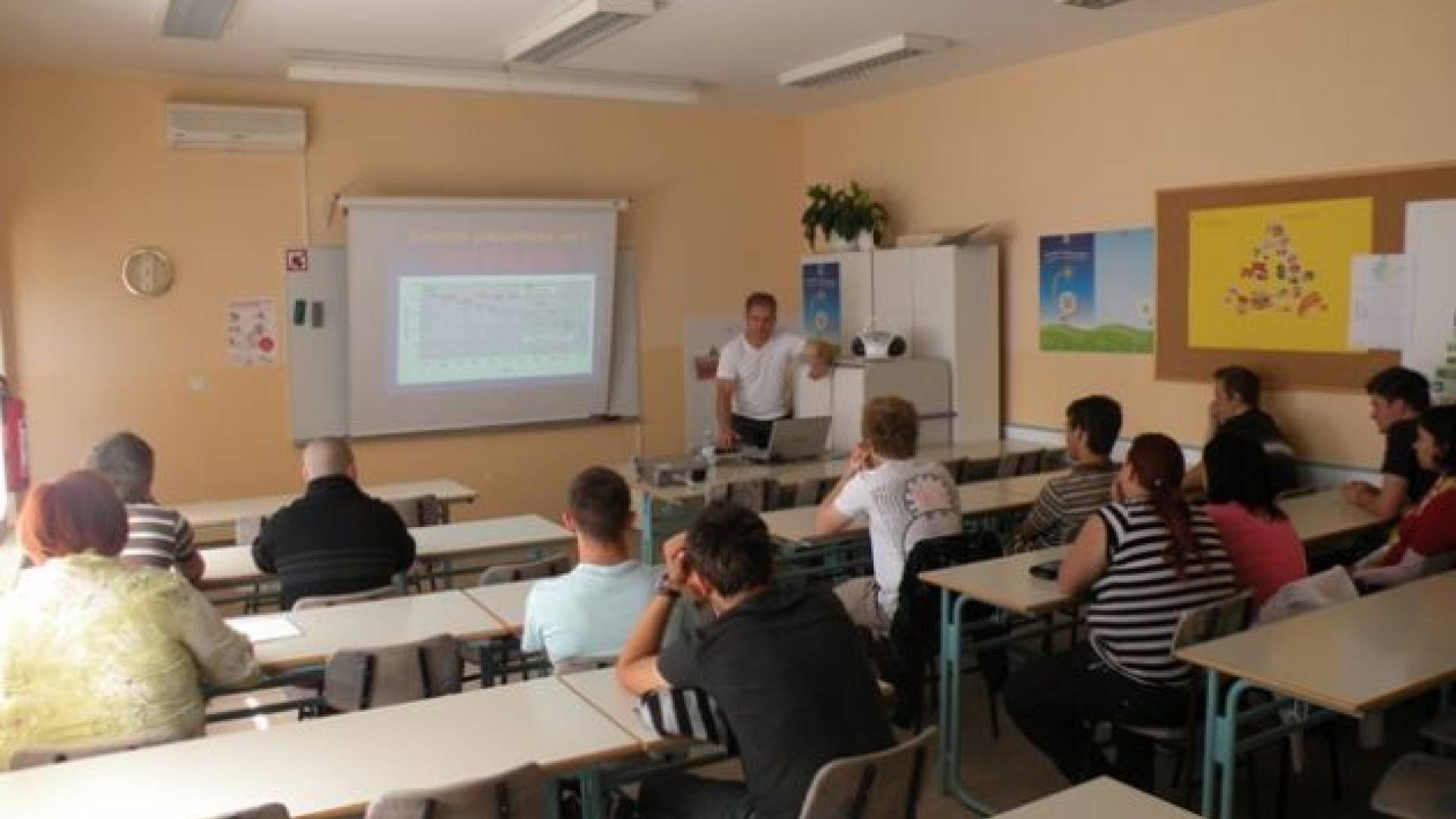 Utrinek iz enega številnih zanimivih predavanj, ki vas čakajo na PUM-u.