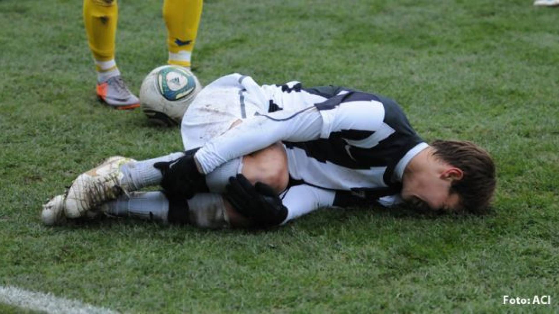 Na igrišču so se po grobih štartih nekajkrat v bolečinah znašli igralci, kasneje pa je v slačilnici nastradal še zračnik