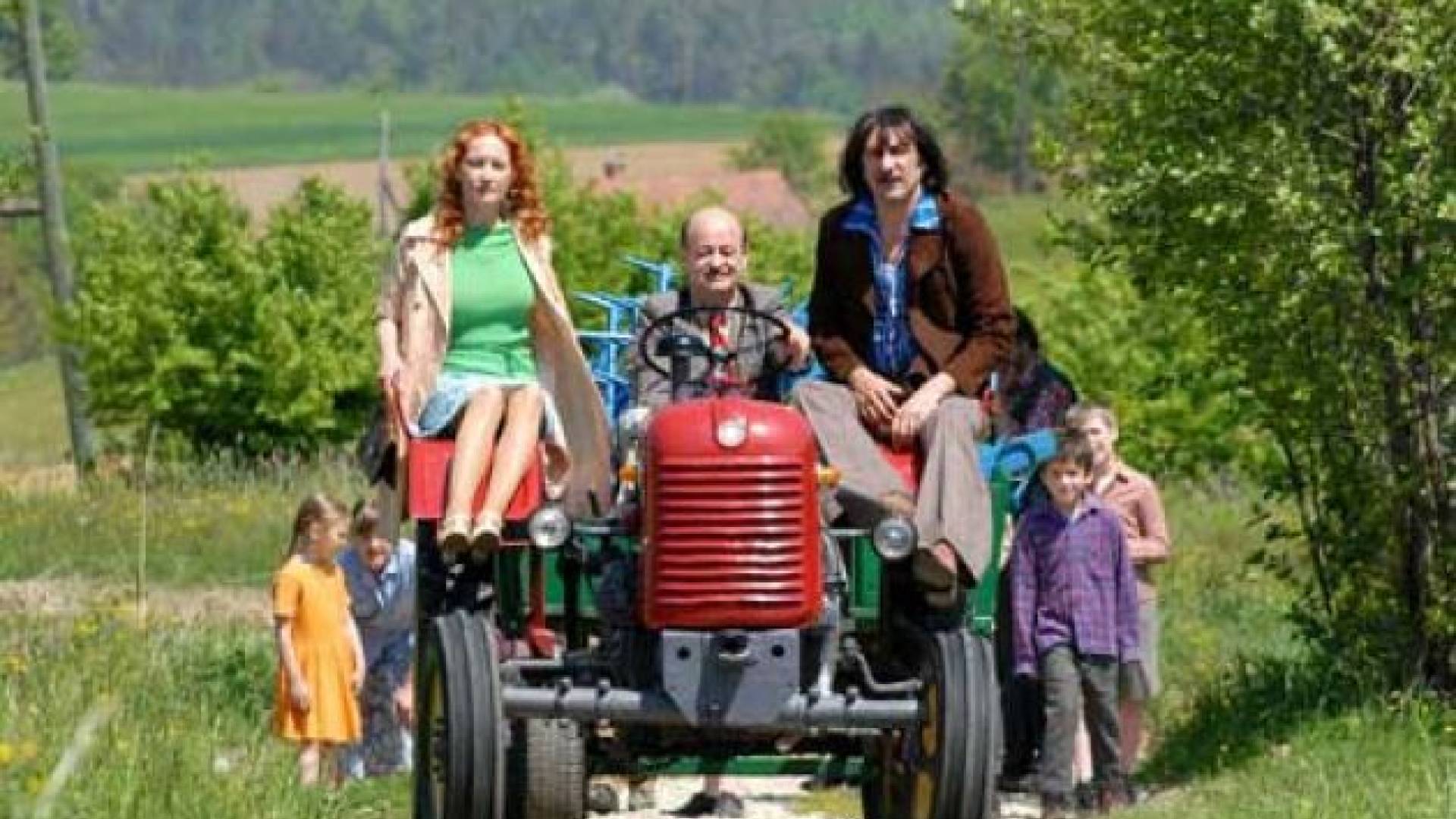 Ko bi le bili nekoč traktorji tako brezhibni in ljudje tako šik oblečeni.
