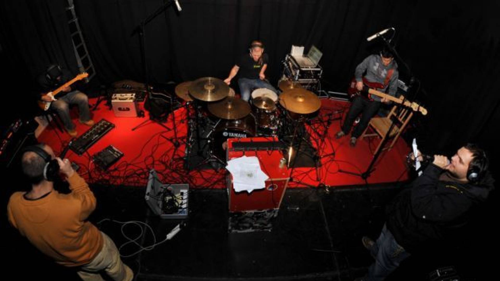 Stekli psi med snemanjem v soboški grajski dvorani