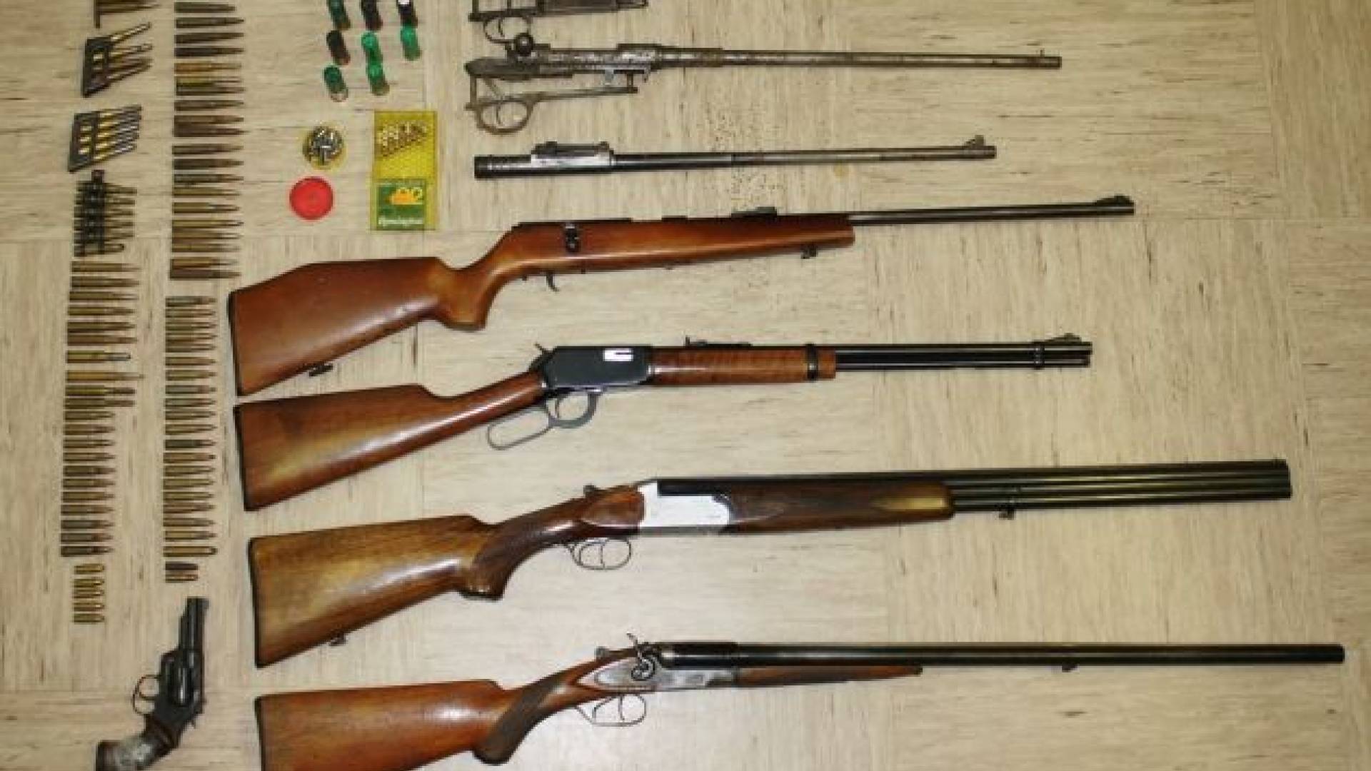 zaseženo orožje in naboji.jpg