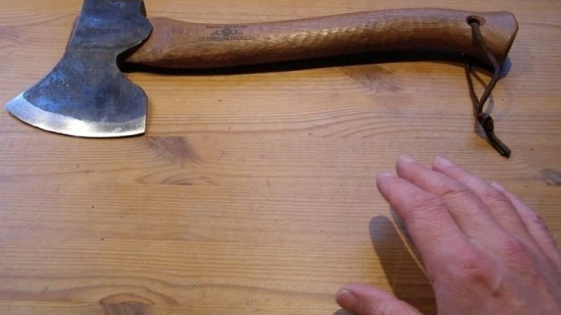 Žalik se je v jutranjih urah s sekiro spravil nad ženo in hčerko.