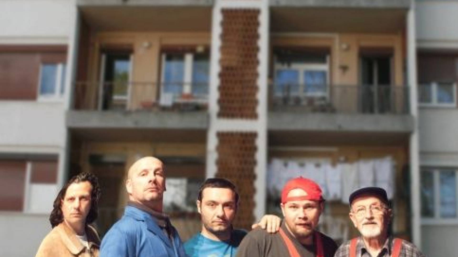 Domači gledališčniki v predstavi 220 neVOL(T)of 