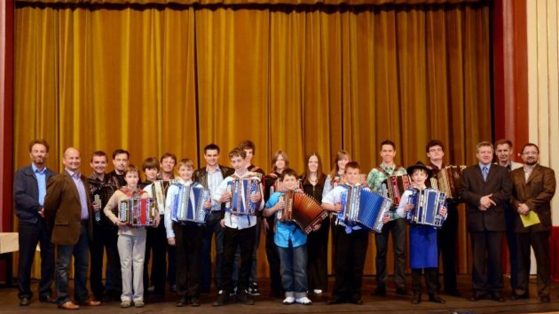 Diatonična harmonika.jpg