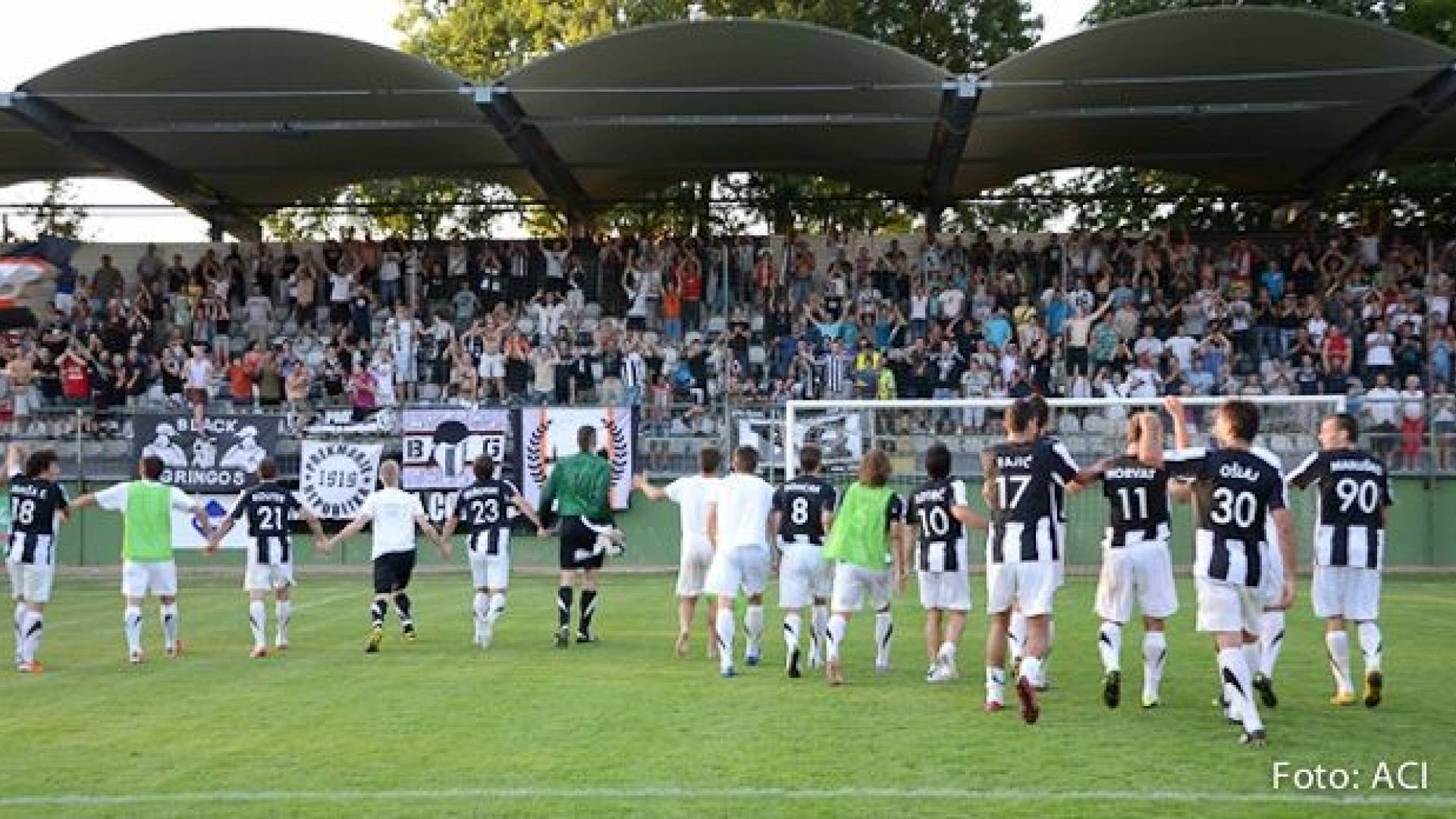 Kljub slabšim igram jim je potrebno stati ob strani.jpg