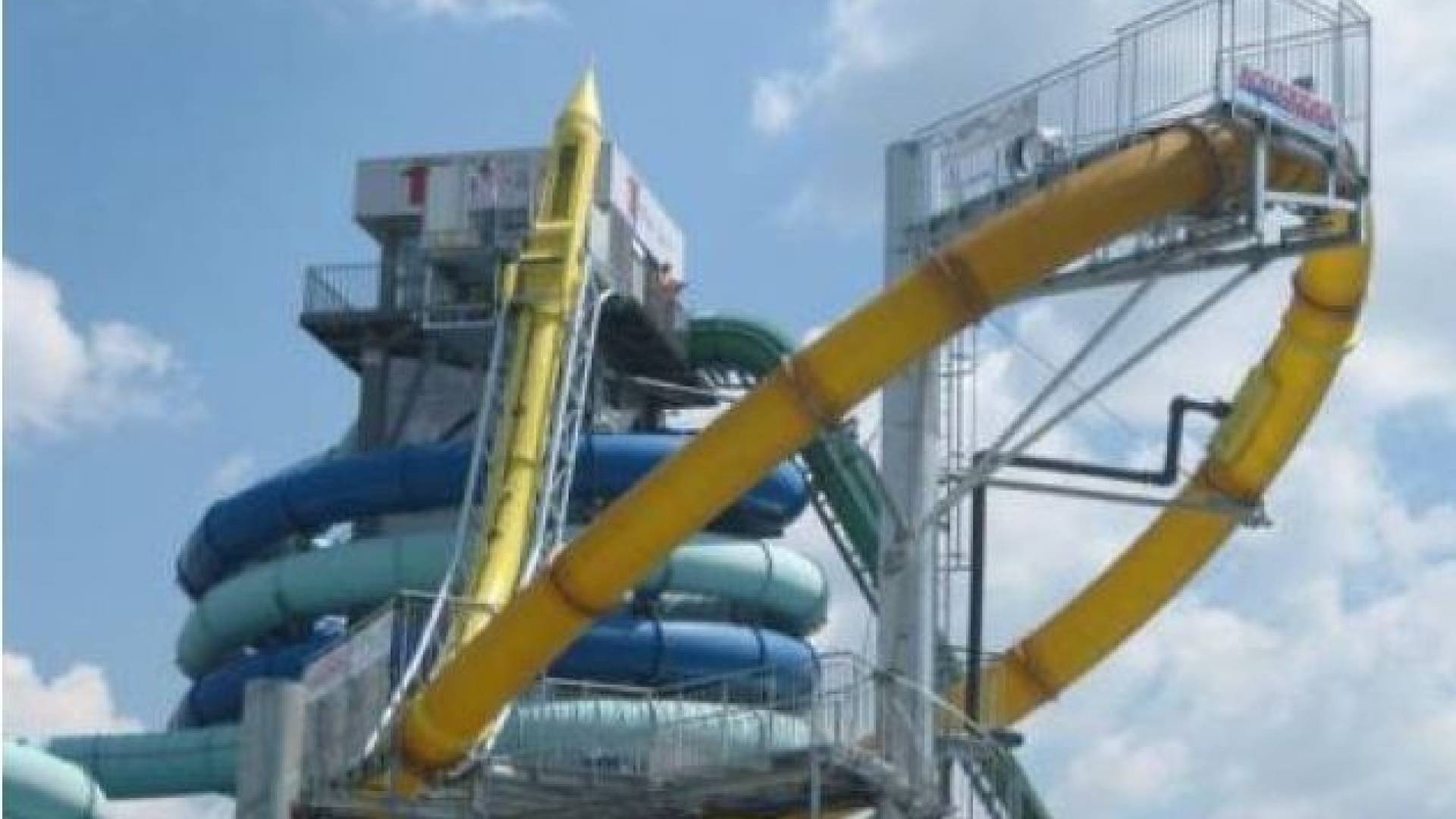 Aqualoop je dolg dobrih 90 metrov, start pa je na višini 20 metrov. Kopalec vstopi v raketo, naenkrat mu zmanjka tal pod nogami, sledi mu 14 metrov prostega pada, nato se prične looping  ter pristajalni bazen. Povprečni čas vožnje je 7,5 sekund. 