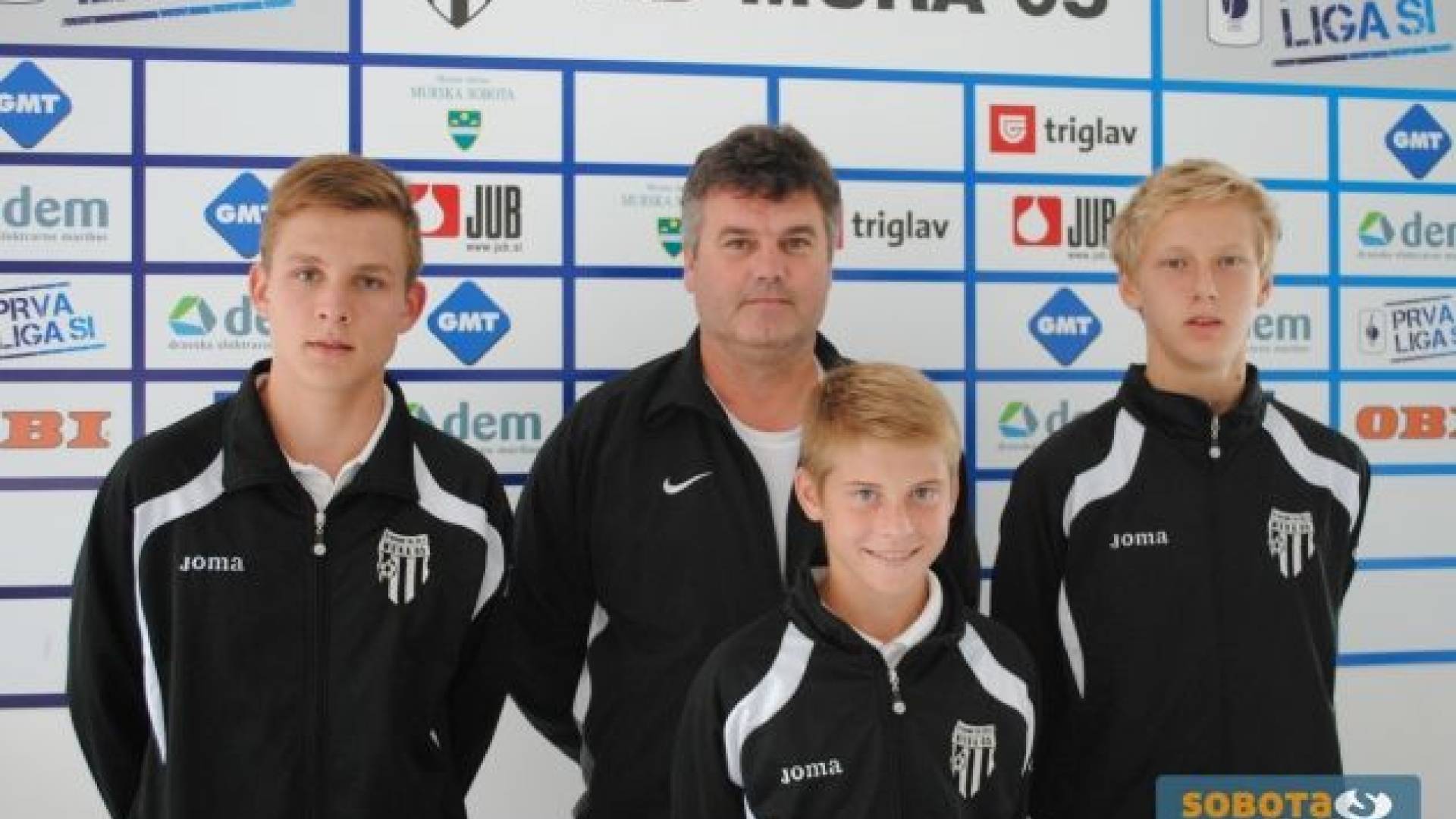 Na fotografiji od leve proti desni: Amadej Legen, strokovni vodja šole Boris Štivan, Luka Pihler in Nino Irgolič. 