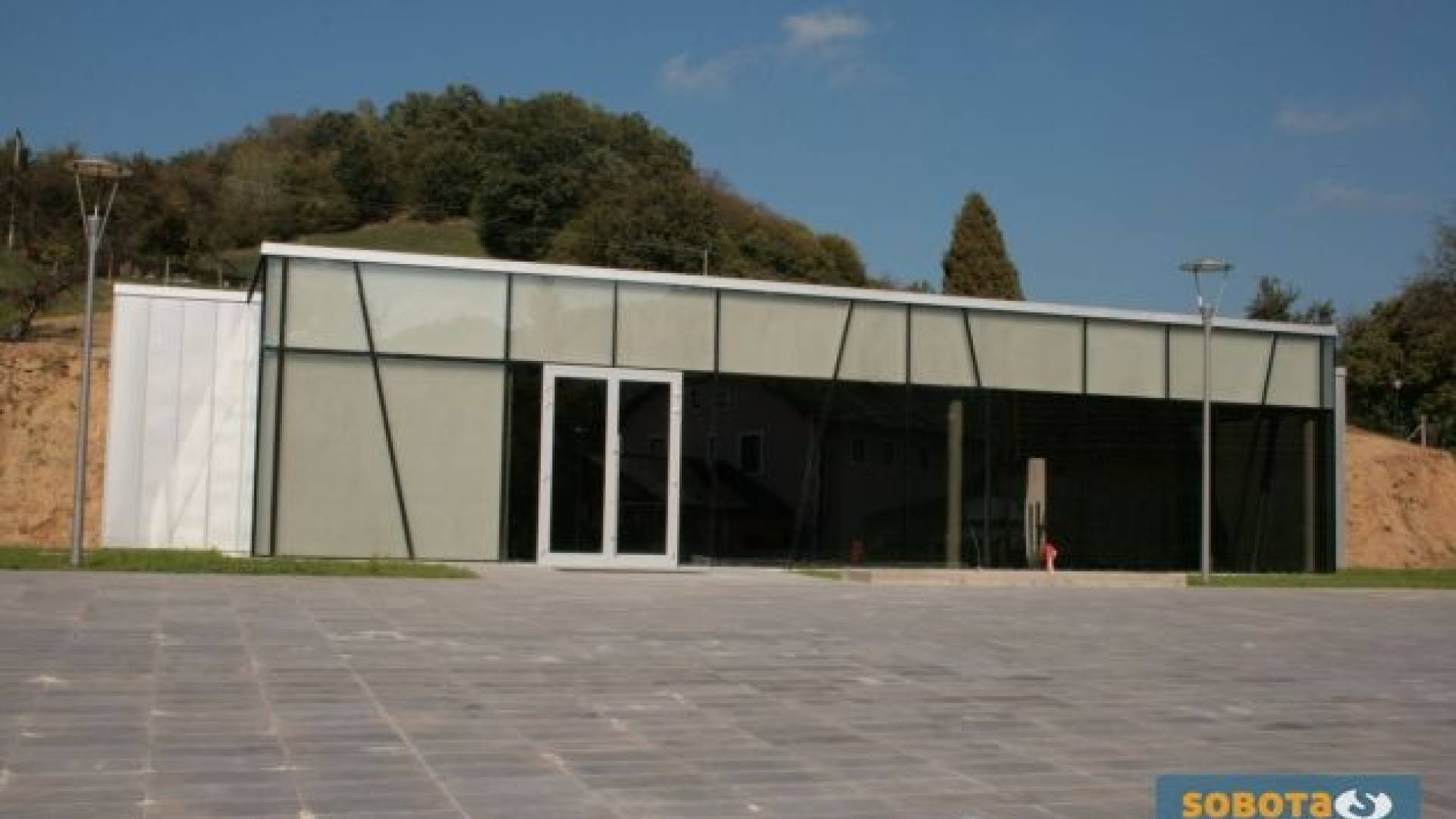 Doživljajski park Vulkanija na interaktiven način prestavlja mogočne sile iz Zemljinih globin in geološke značilnosti Goričkega, je zapisano na predstavitveni tabli Občine Grad.