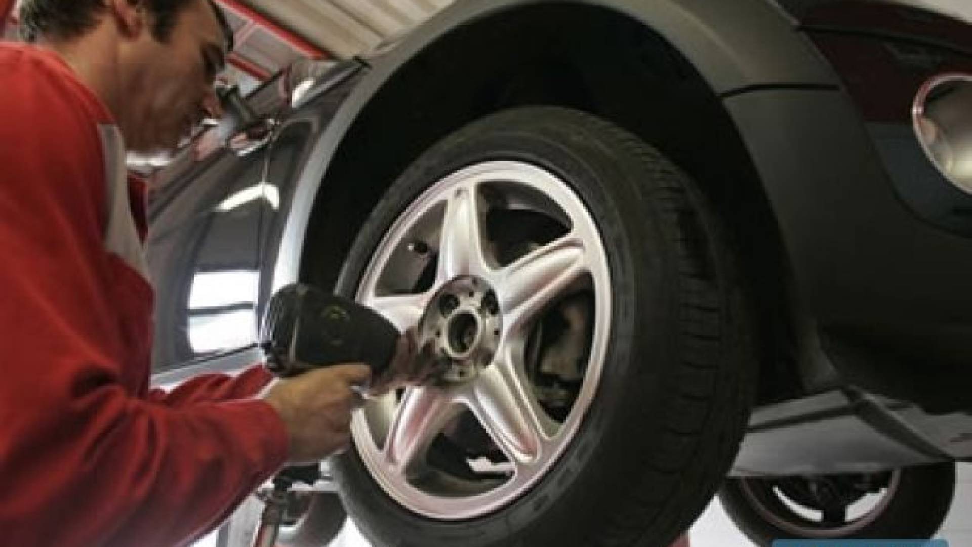 Obisk pri vulkanizerjih se je ob napovedi slabe vremenske prognoze povečal.