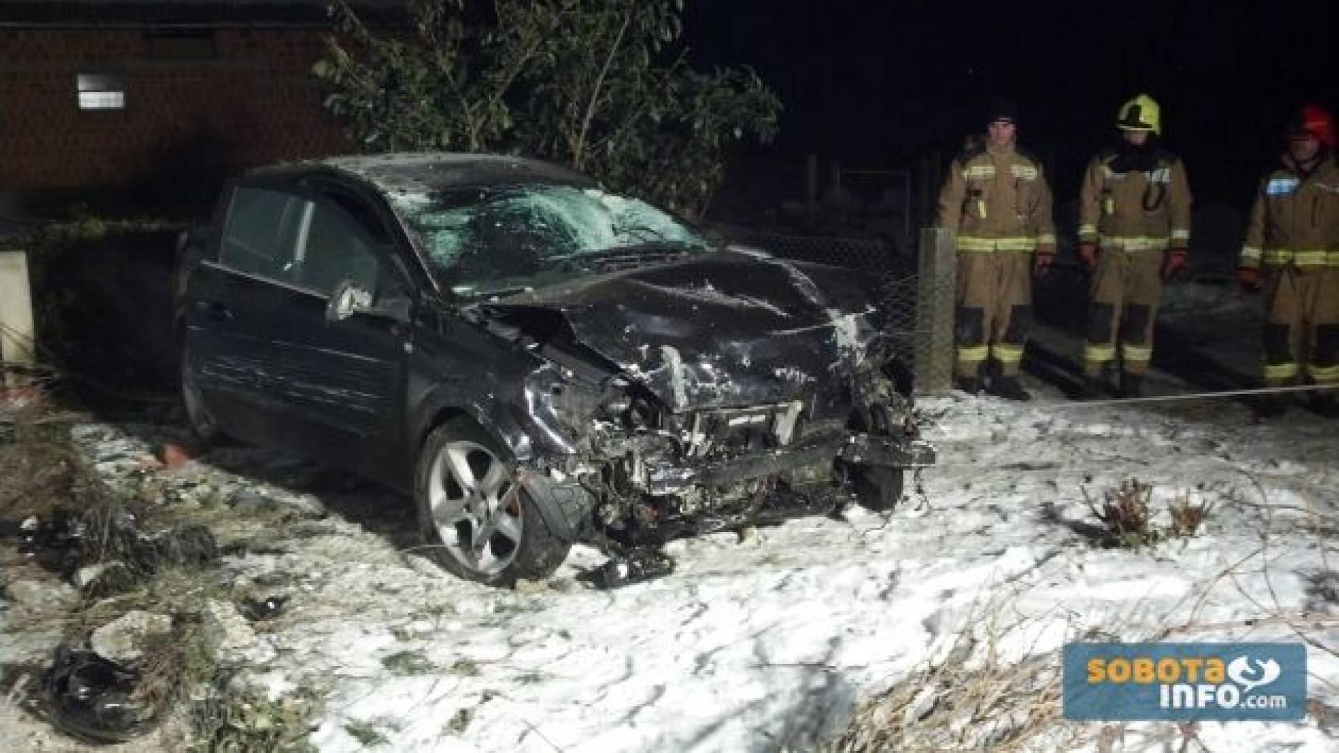 Z avtomobilom v ograjo in hišo